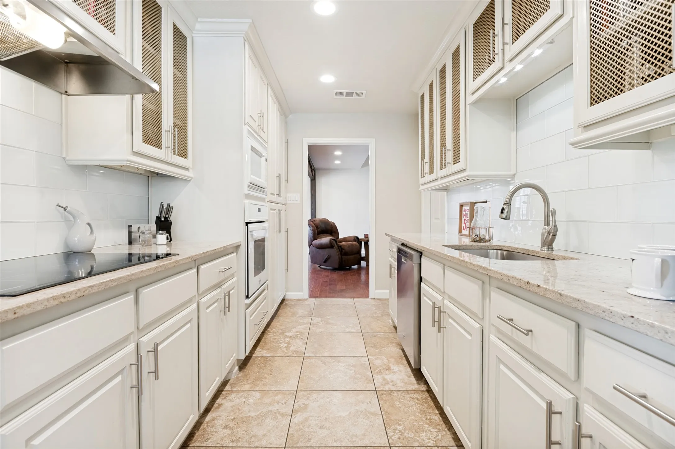 Single Family Residence For Sale in Tarrant County , 5033 Sunset Circle N, Fort Worth, Texas 76244, 3 Bedroom, 2 Bathroom, 2 Garage spaces, 1,991 Sqft, built in 1972, mls#21364299, Real Estate Agent in Fort Worth, Homes For Sale in Tarrant county, Homes For Sale in Fort Worth, Realtor in Fort Worth Texas, Real Estate Brokerage Independent Realty Texas, Luminita Cordes Realtor