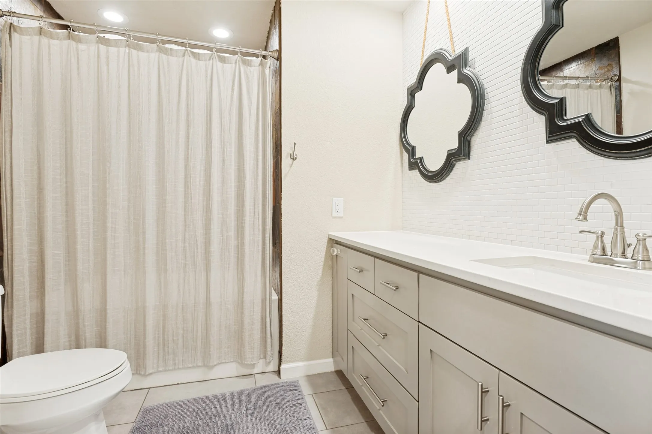 Single Family Residence For Sale in Tarrant County , 5033 Sunset Circle N, Fort Worth, Texas 76244, 3 Bedroom, 2 Bathroom, 2 Garage spaces, 1,991 Sqft, built in 1972, mls#21364299, Real Estate Agent in Fort Worth, Homes For Sale in Tarrant county, Homes For Sale in Fort Worth, Realtor in Fort Worth Texas, Real Estate Brokerage Independent Realty Texas, Luminita Cordes Realtor