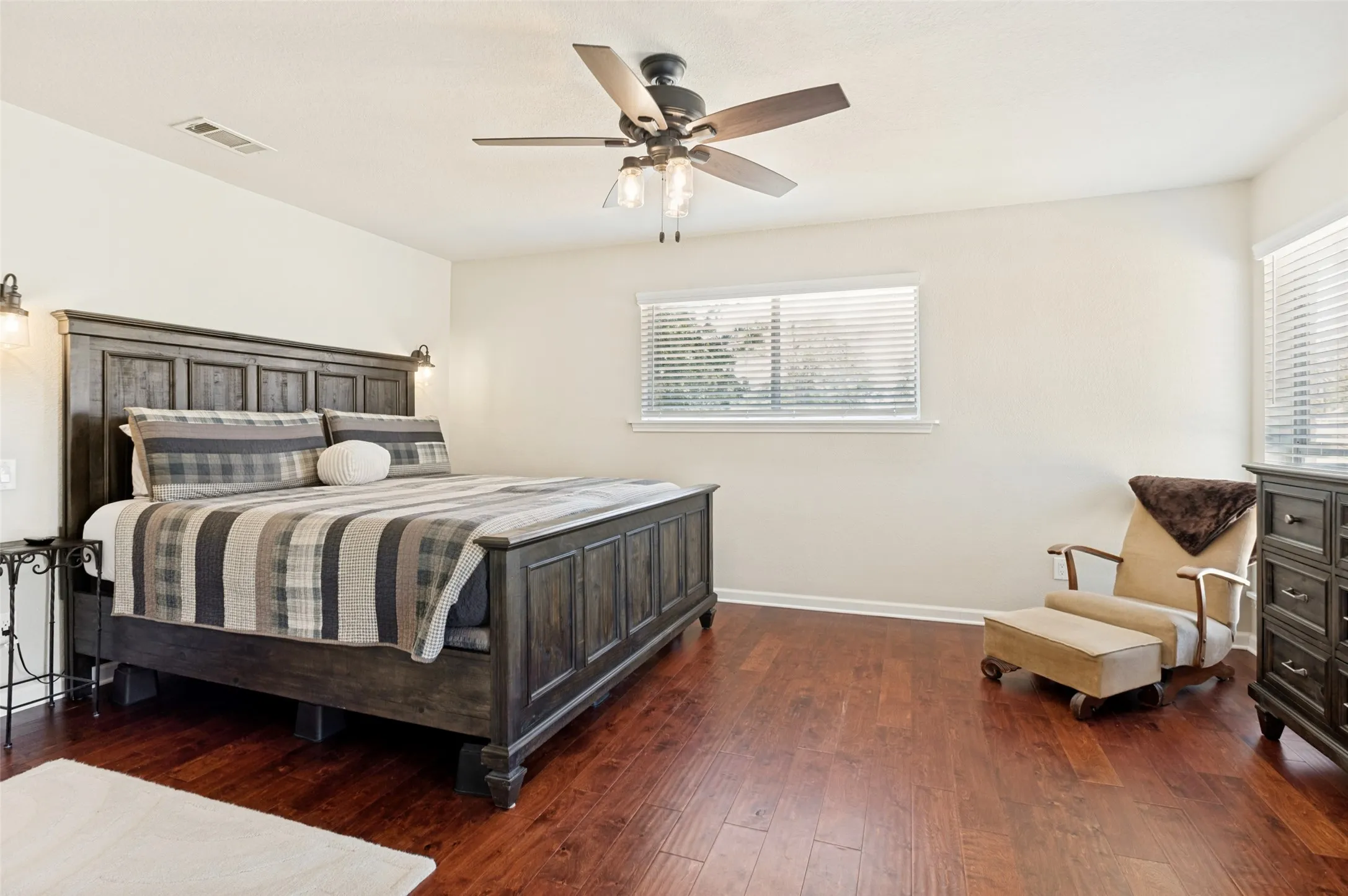 Single Family Residence For Sale in Tarrant County , 5033 Sunset Circle N, Fort Worth, Texas 76244, 3 Bedroom, 2 Bathroom, 2 Garage spaces, 1,991 Sqft, built in 1972, mls#21364299, Real Estate Agent in Fort Worth, Homes For Sale in Tarrant county, Homes For Sale in Fort Worth, Realtor in Fort Worth Texas, Real Estate Brokerage Independent Realty Texas, Luminita Cordes Realtor
