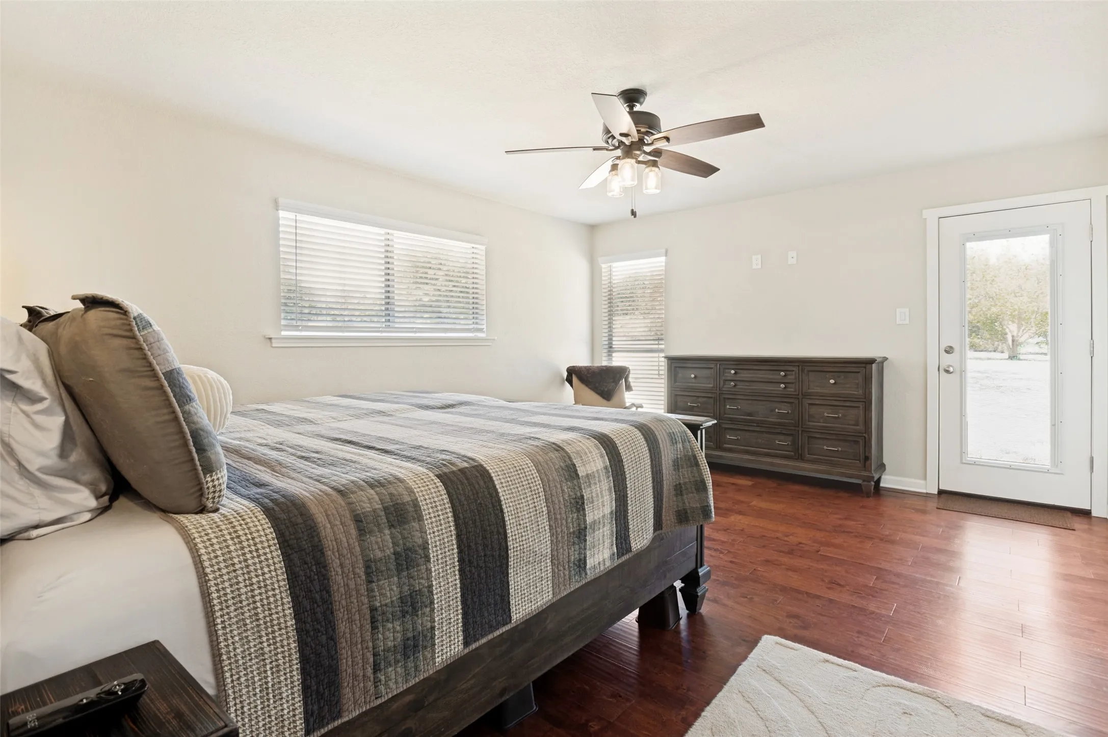 Single Family Residence For Sale in Tarrant County , 5033 Sunset Circle N, Fort Worth, Texas 76244, 3 Bedroom, 2 Bathroom, 2 Garage spaces, 1,991 Sqft, built in 1972, mls#21364299, Real Estate Agent in Fort Worth, Homes For Sale in Tarrant county, Homes For Sale in Fort Worth, Realtor in Fort Worth Texas, Real Estate Brokerage Independent Realty Texas, Luminita Cordes Realtor