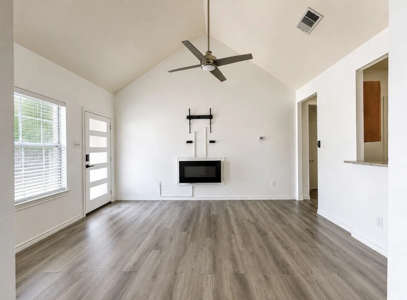 Single Family Residence For Rent in Ellis County , 703 Perry Avenue, Waxahachie, Texas 75165, 3 Bedroom, 2 Bathroom, 1 Garage spaces, 1,378 Sqft, built in 2018, mls#21359564, Real Estate Agent in Waxahachie, Homes For Rent in Ellis county, Homes For Rent in Waxahachie, Realtor in Waxahachie Texas, Real Estate Brokerage Independent Realty Texas, Luminita Cordes Realtor