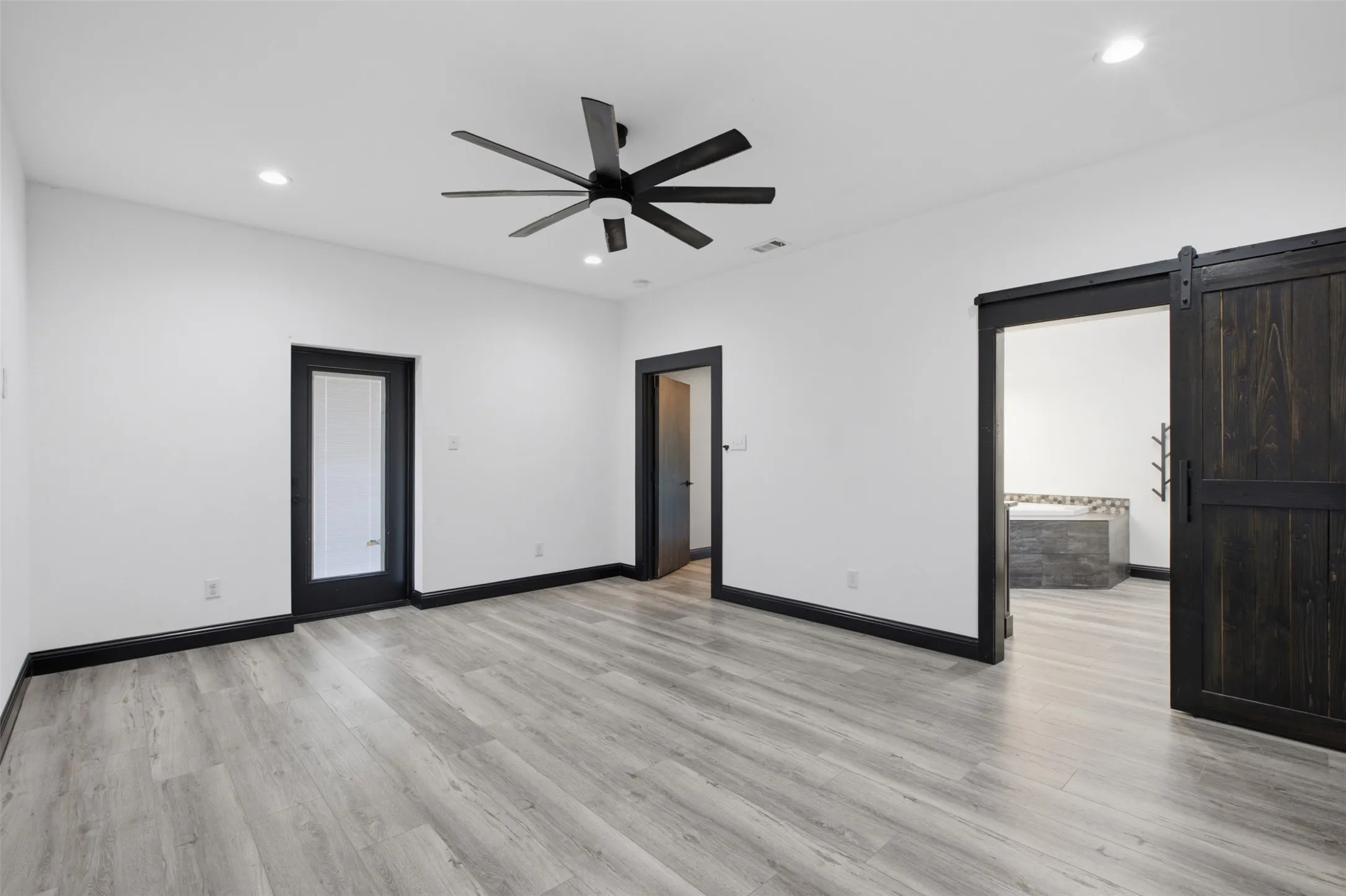 Single Family Residence For Sale in Kaufman County , 9797 County Road 312, Terrell, Texas 75161, 5 Bedroom, 4 Bathroom, 2 Garage spaces, 4,722 Sqft, built in 2006, mls#21363230, Real Estate Agent in Terrell, Homes For Sale in Kaufman county, Homes For Sale in Terrell, Realtor in Terrell Texas, Real Estate Brokerage Independent Realty Texas, Luminita Cordes Realtor