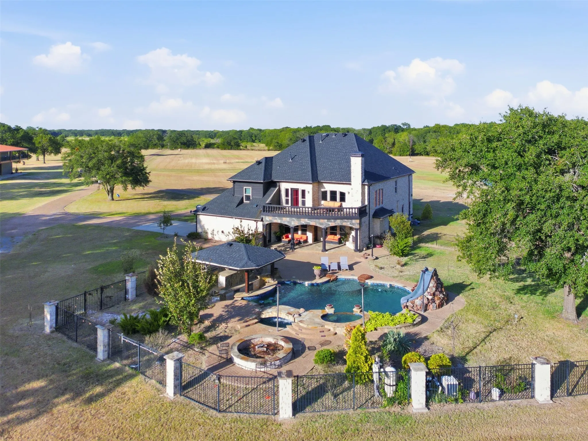 Single Family Residence For Sale in Kaufman County , 9797 County Road 312, Terrell, Texas 75161, 5 Bedroom, 4 Bathroom, 2 Garage spaces, 4,722 Sqft, built in 2006, mls#21363230, Real Estate Agent in Terrell, Homes For Sale in Kaufman county, Homes For Sale in Terrell, Realtor in Terrell Texas, Real Estate Brokerage Independent Realty Texas, Luminita Cordes Realtor