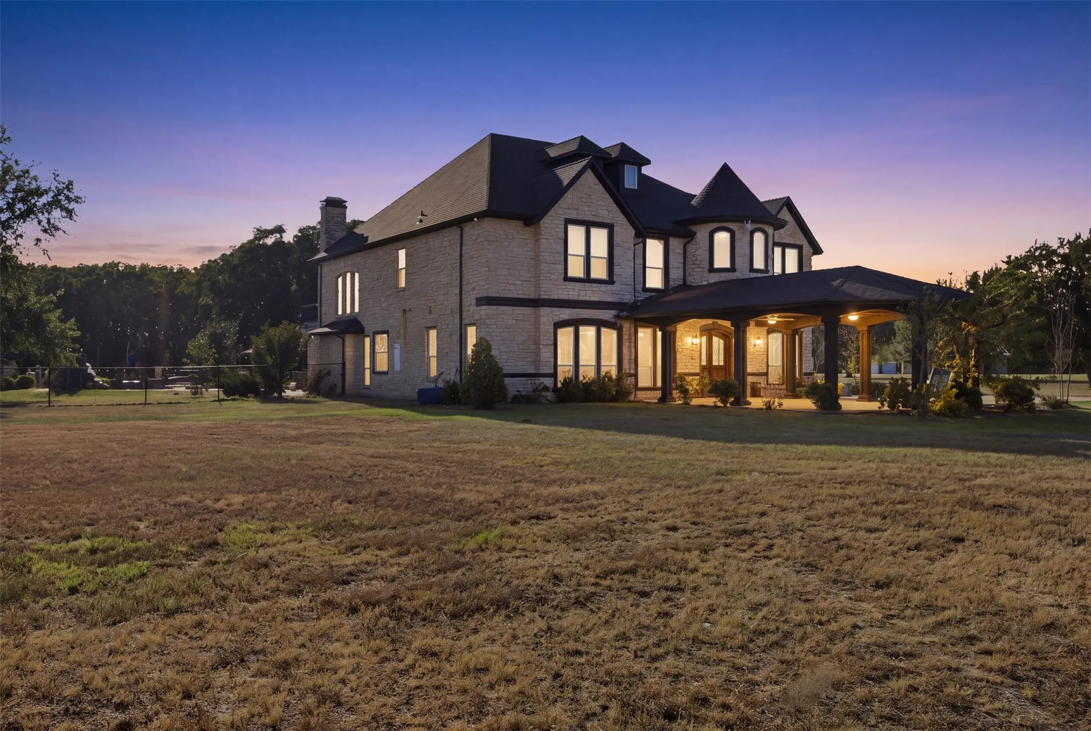 Single Family Residence For Sale in Kaufman County , 9797 County Road 312, Terrell, Texas 75161, 5 Bedroom, 4 Bathroom, 2 Garage spaces, 4,722 Sqft, built in 2006, mls#21363230, Real Estate Agent in Terrell, Homes For Sale in Kaufman county, Homes For Sale in Terrell, Realtor in Terrell Texas, Real Estate Brokerage Independent Realty Texas, Luminita Cordes Realtor