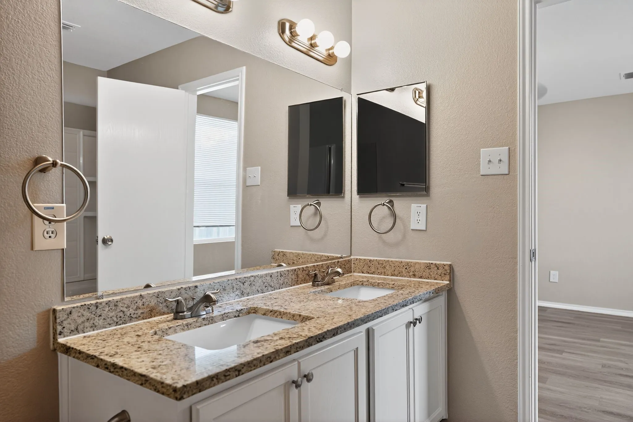 Single Family Residence For Sale in Tarrant County , 9236 Cheswick Drive, Fort Worth, Texas 76123, 4 Bedroom, 2 Bathroom, 2 Garage spaces, 2,262 Sqft, built in 2006, mls#21364999, Real Estate Agent in Fort Worth, Homes For Sale in Tarrant county, Homes For Sale in Fort Worth, Realtor in Fort Worth Texas, Real Estate Brokerage Independent Realty Texas, Luminita Cordes Realtor