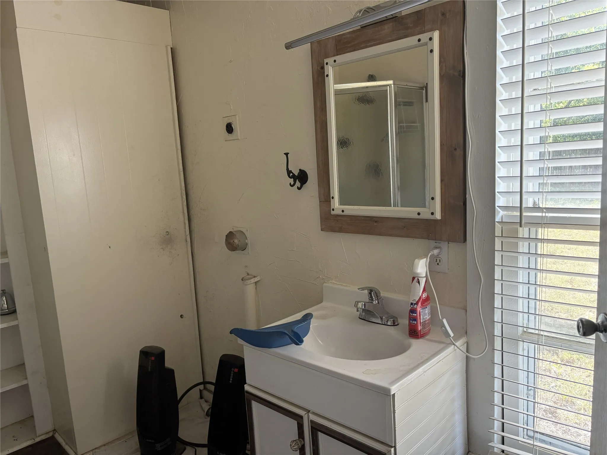 Single Family Residence For Sale in Johnson County , 107 College Street, Joshua, Texas 76058, 3 Bedroom, 2 Bathroom, Garage spaces, 1,344 Sqft, built in 1904, mls#21364641, Real Estate Agent in Joshua, Homes For Sale in Johnson county, Homes For Sale in Joshua, Realtor in Joshua Texas, Real Estate Brokerage Independent Realty Texas, Luminita Cordes Realtor