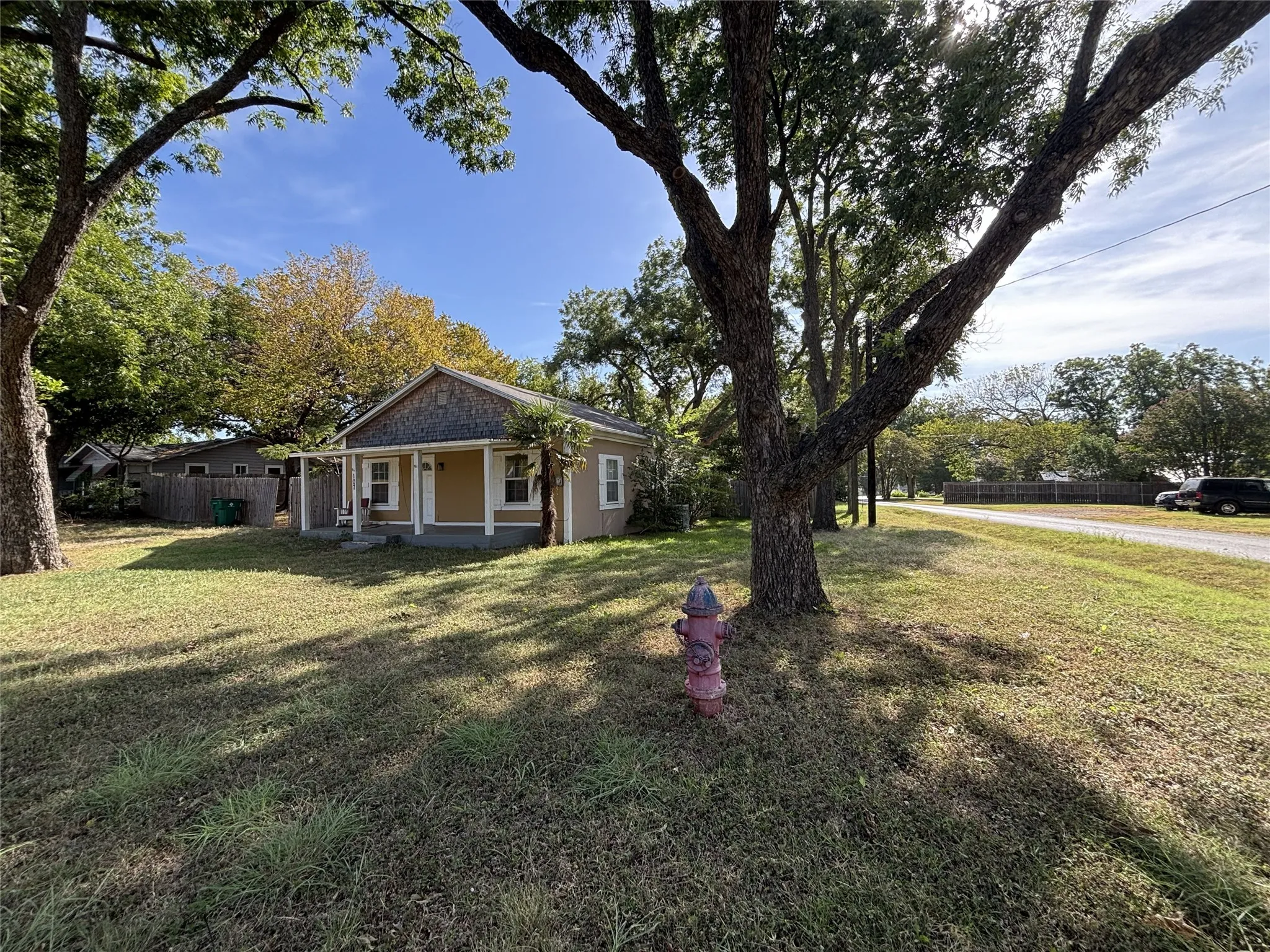 Single Family Residence For Sale in Johnson County , 107 College Street, Joshua, Texas 76058, 3 Bedroom, 2 Bathroom, Garage spaces, 1,344 Sqft, built in 1904, mls#21364641, Real Estate Agent in Joshua, Homes For Sale in Johnson county, Homes For Sale in Joshua, Realtor in Joshua Texas, Real Estate Brokerage Independent Realty Texas, Luminita Cordes Realtor