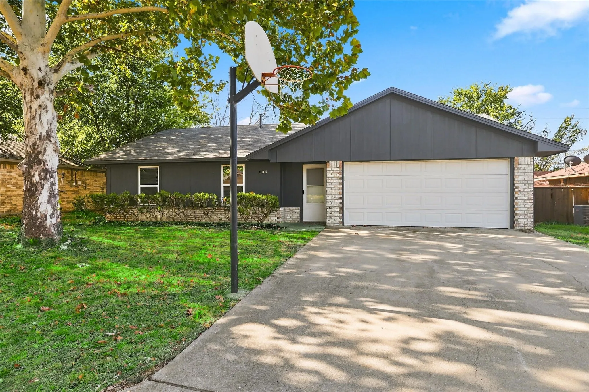 Single Family Residence For Rent in Denton County , 104 Stephen Drive, Sanger, Texas 76266, 3 Bedroom, 2 Bathroom, 2 Garage spaces, 1,332 Sqft, built in 1983, Price $2,100, mls#21364984, Real Estate Agent in Sanger, Homes For Rent in Denton county, Homes For Rent in Sanger, Realtor in Sanger Texas, Real Estate Brokerage Independent Realty Texas, Luminita Cordes Realtor