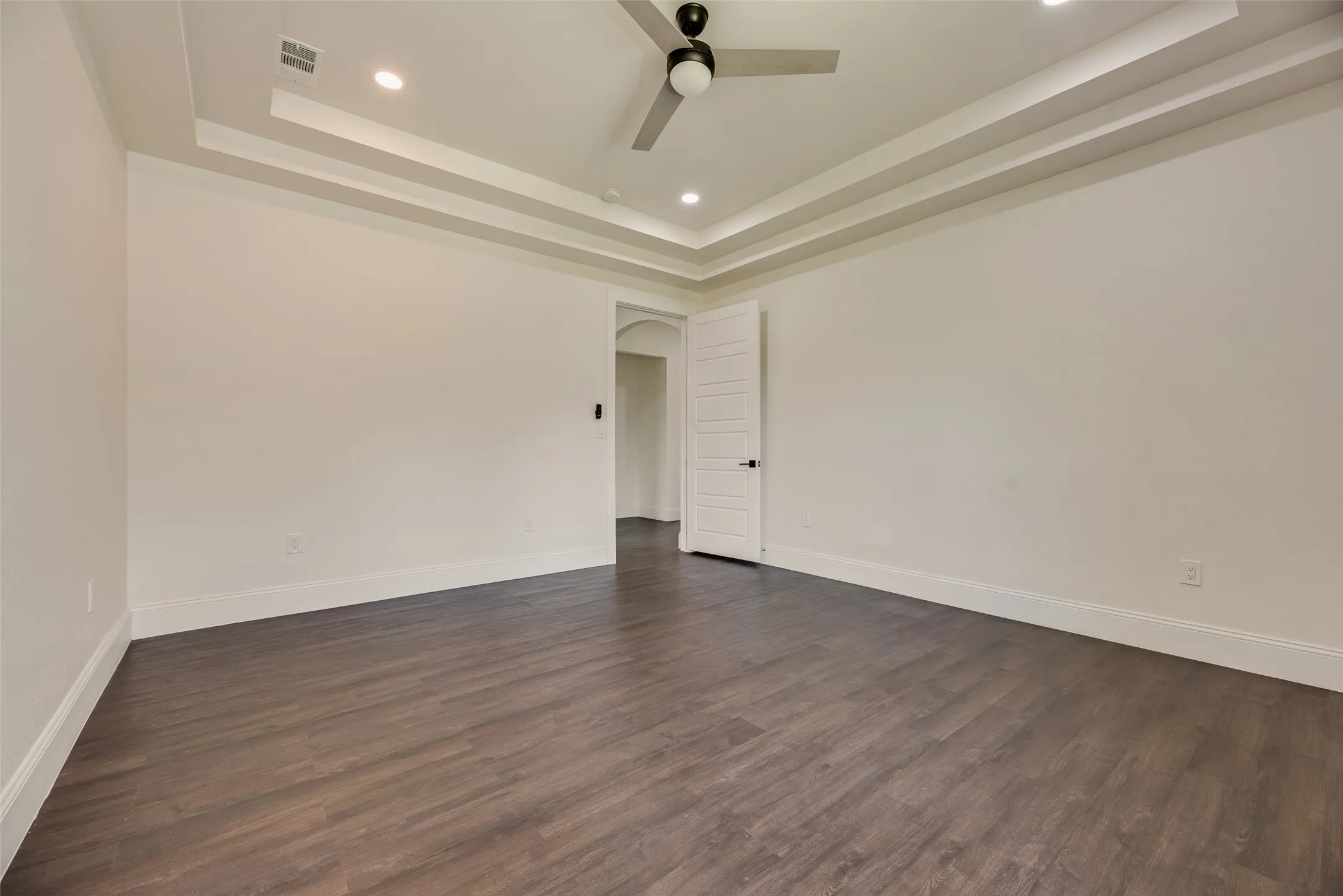Tray ceiling with recessed lighting
