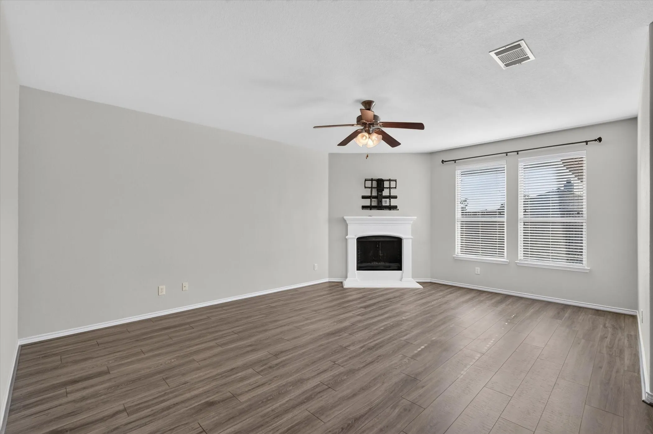 Single Family Residence For Sale in Collin County , 711 Lariat Lane, Wylie, Texas 75098, 5 Bedroom, 3 Bathroom, 2 Garage spaces, 2,921 Sqft, built in 2013, mls#21363315, Real Estate Agent in Wylie, Homes For Sale in Collin county, Homes For Sale in Wylie, Realtor in Wylie Texas, Real Estate Brokerage Independent Realty Texas, Luminita Cordes Realtor