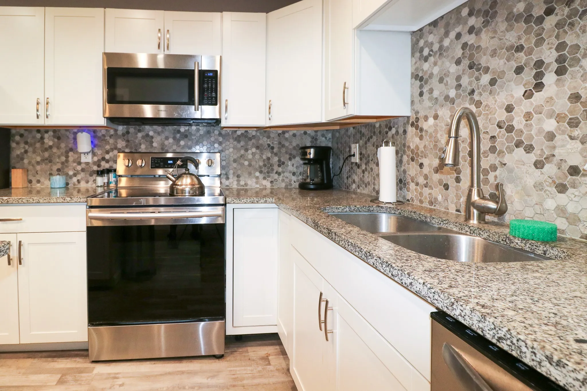 Condominium For Sale in Dallas County , 5306 Fleetwood Oaks Avenue 126, Dallas, Texas 75235, 1 Bedroom, 1 Bathroom, Garage spaces, 695 Sqft, built in 1963, mls#21364754, Real Estate Agent in Dallas, Homes For Sale in Dallas county, Homes For Sale in Dallas, Realtor in Dallas Texas, Real Estate Brokerage Independent Realty Texas, Luminita Cordes Realtor
