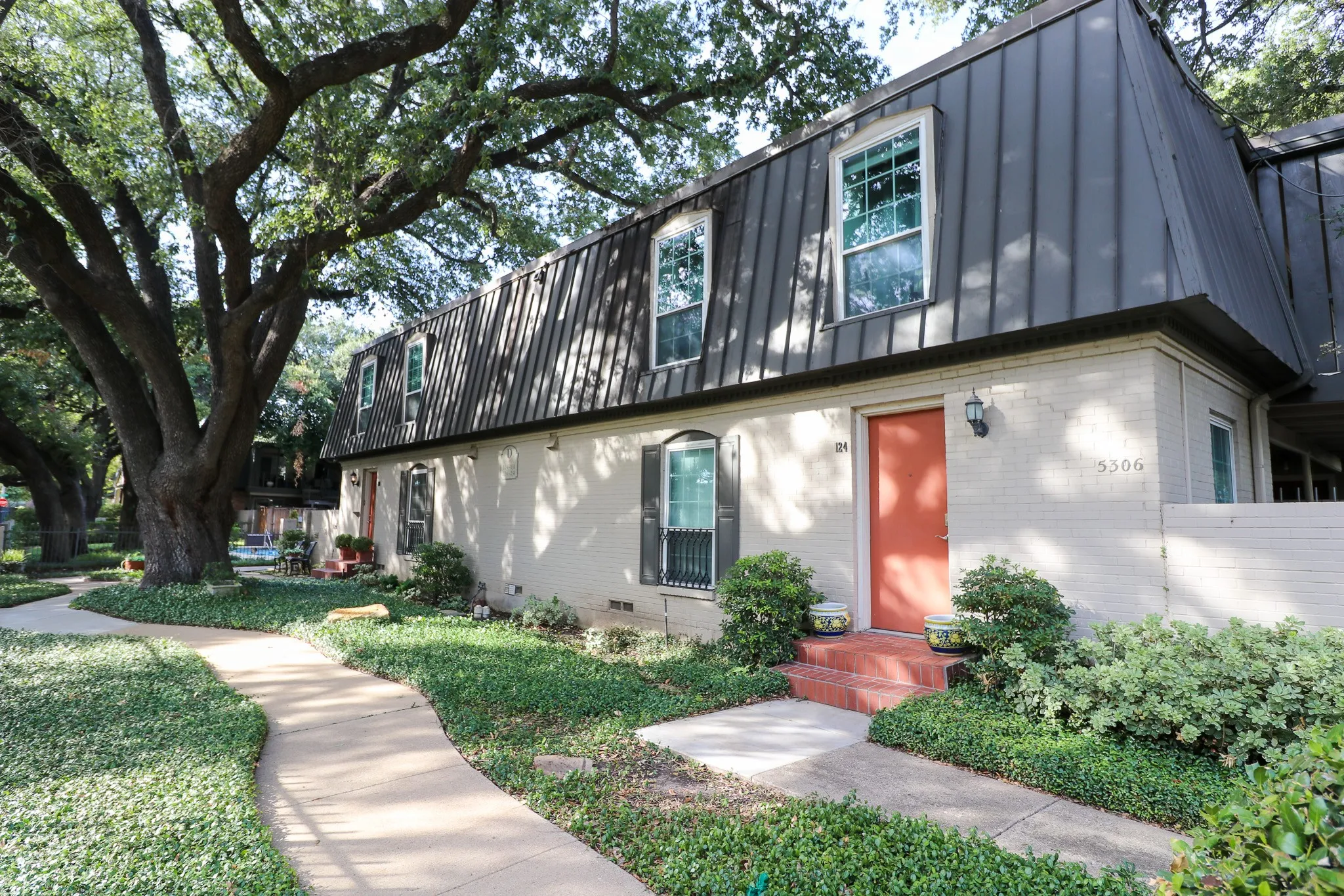 Condominium For Sale in Dallas County , 5306 Fleetwood Oaks Avenue 126, Dallas, Texas 75235, 1 Bedroom, 1 Bathroom, Garage spaces, 695 Sqft, built in 1963, mls#21364754, Real Estate Agent in Dallas, Homes For Sale in Dallas county, Homes For Sale in Dallas, Realtor in Dallas Texas, Real Estate Brokerage Independent Realty Texas, Luminita Cordes Realtor
