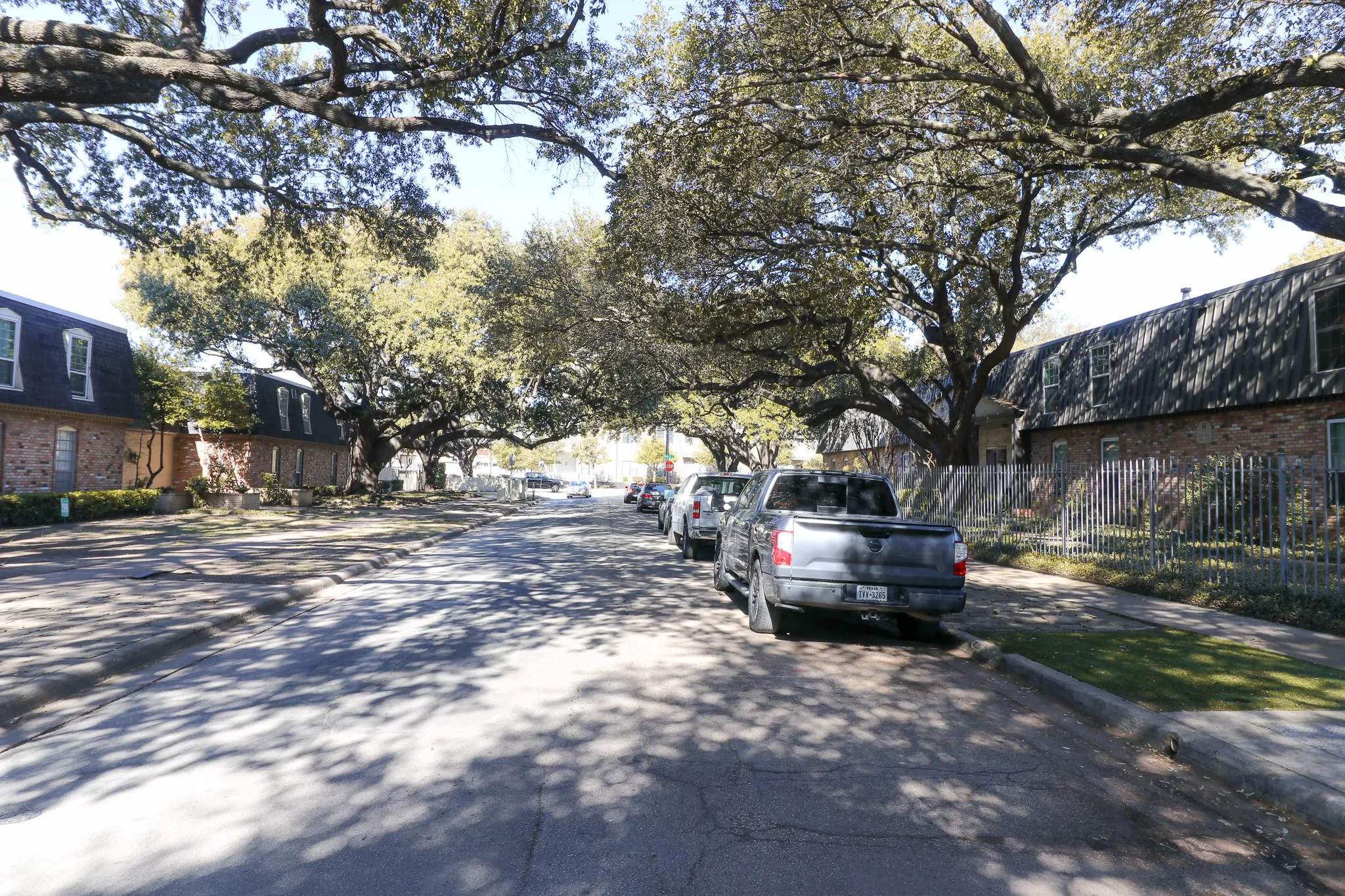 Condominium For Sale in Dallas County , 5306 Fleetwood Oaks Avenue 126, Dallas, Texas 75235, 1 Bedroom, 1 Bathroom, Garage spaces, 695 Sqft, built in 1963, mls#21364754, Real Estate Agent in Dallas, Homes For Sale in Dallas county, Homes For Sale in Dallas, Realtor in Dallas Texas, Real Estate Brokerage Independent Realty Texas, Luminita Cordes Realtor