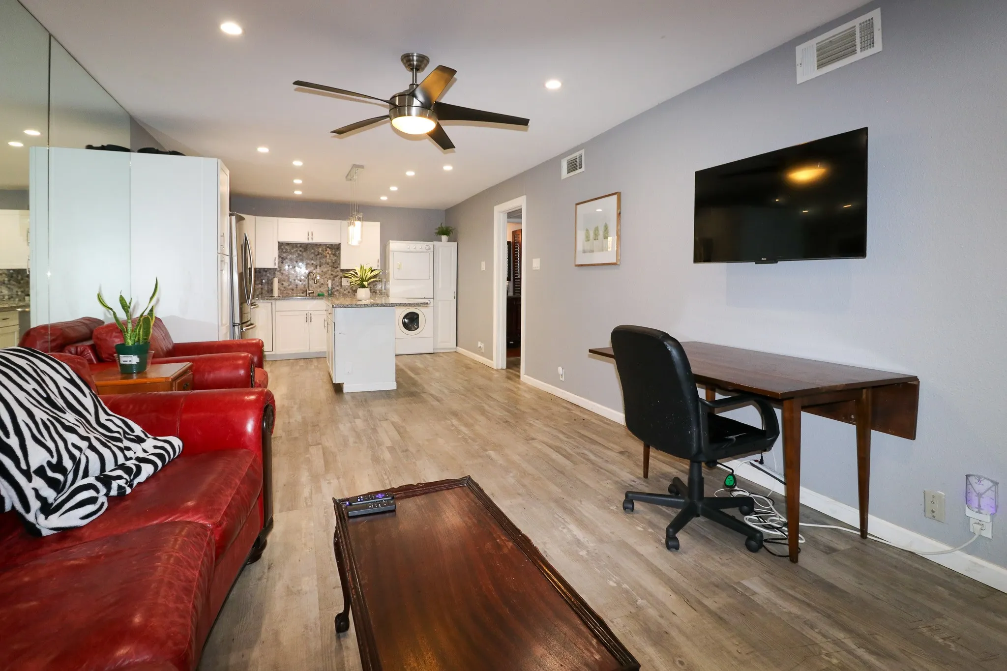 Condominium For Sale in Dallas County , 5306 Fleetwood Oaks Avenue 126, Dallas, Texas 75235, 1 Bedroom, 1 Bathroom, Garage spaces, 695 Sqft, built in 1963, mls#21364754, Real Estate Agent in Dallas, Homes For Sale in Dallas county, Homes For Sale in Dallas, Realtor in Dallas Texas, Real Estate Brokerage Independent Realty Texas, Luminita Cordes Realtor