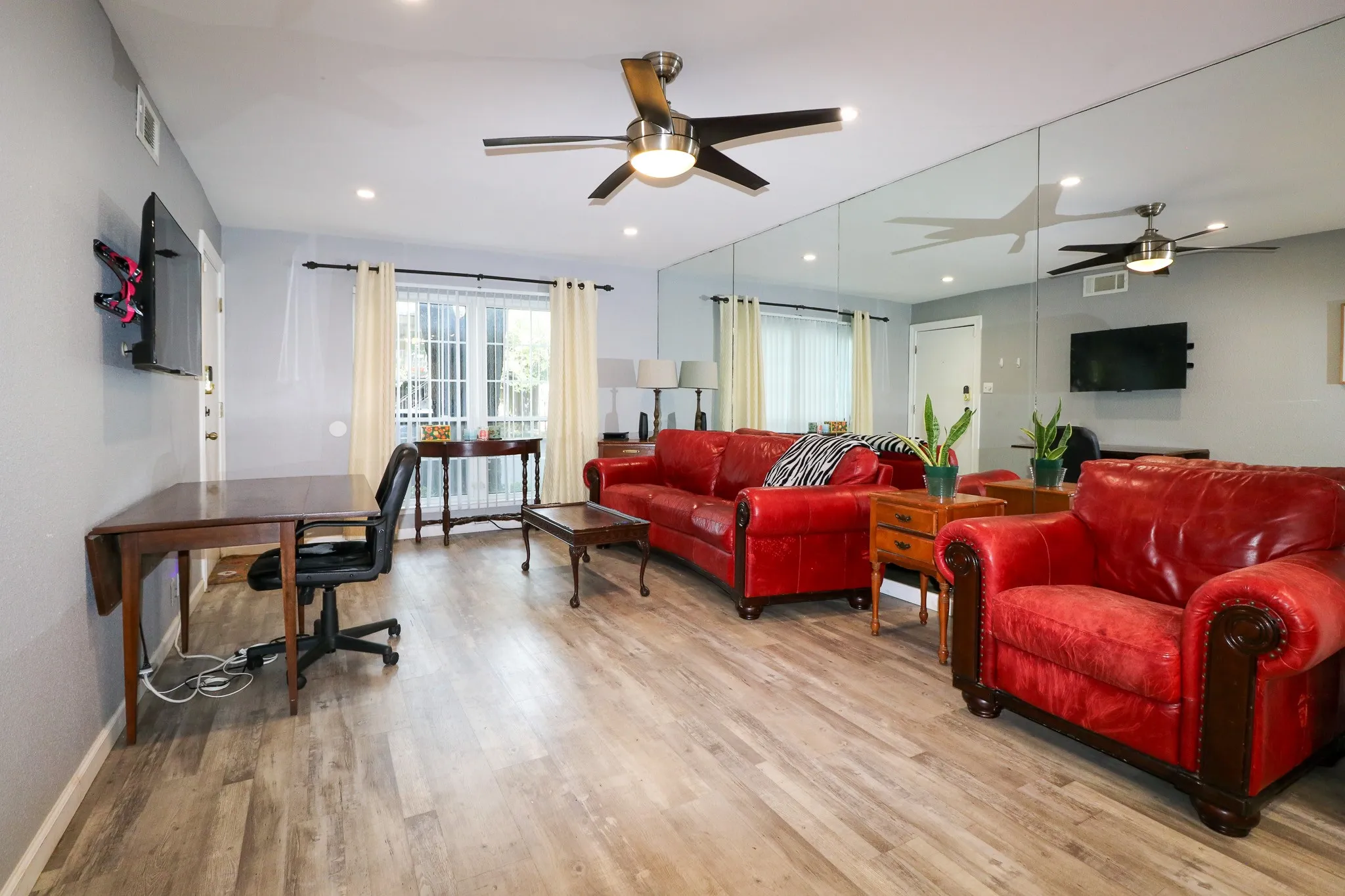 Condominium For Sale in Dallas County , 5306 Fleetwood Oaks Avenue 126, Dallas, Texas 75235, 1 Bedroom, 1 Bathroom, Garage spaces, 695 Sqft, built in 1963, mls#21364754, Real Estate Agent in Dallas, Homes For Sale in Dallas county, Homes For Sale in Dallas, Realtor in Dallas Texas, Real Estate Brokerage Independent Realty Texas, Luminita Cordes Realtor