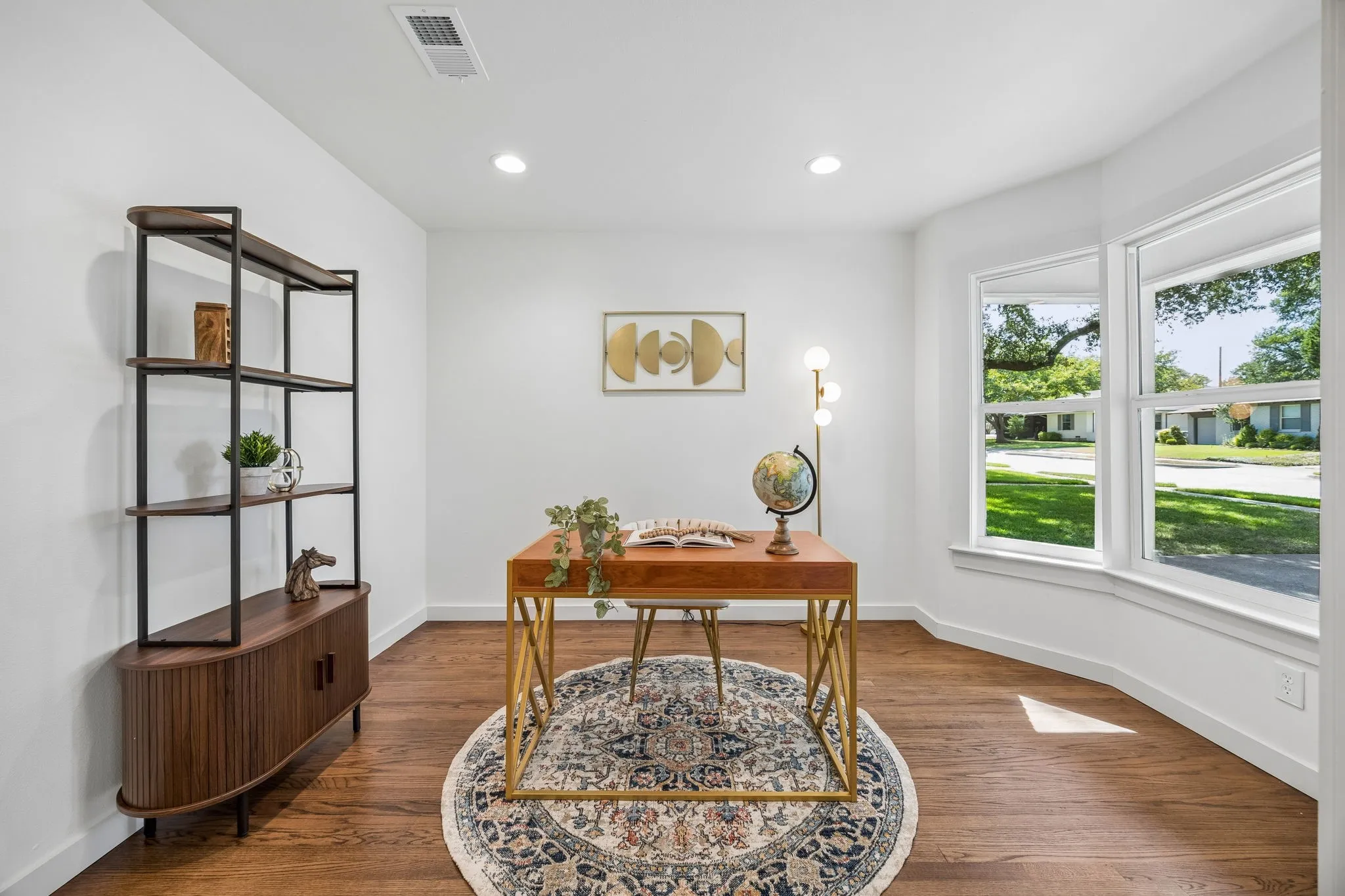 Single Family Residence For Sale in Dallas County , 6718 Hialeah Drive, Dallas, Texas 75214, 2 Bedroom, 2 Bathroom, 2 Garage spaces, 1,428 Sqft, built in 1954, mls#21362208, Real Estate Agent in Dallas, Homes For Sale in Dallas county, Homes For Sale in Dallas, Realtor in Dallas Texas, Real Estate Brokerage Independent Realty Texas, Luminita Cordes Realtor