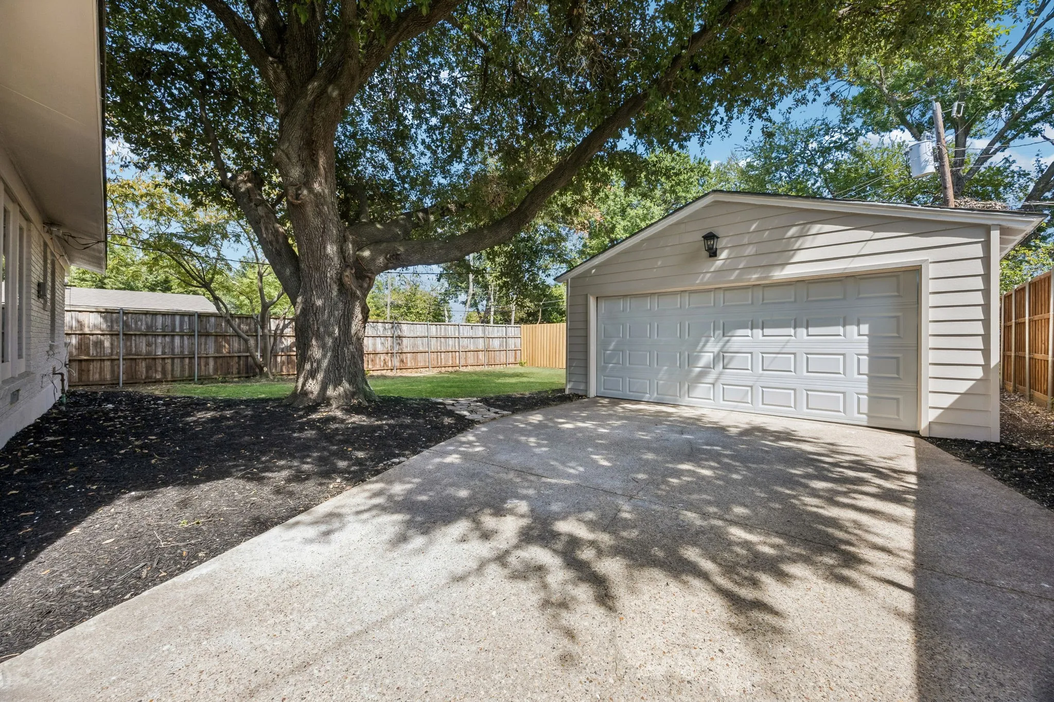 Single Family Residence For Sale in Dallas County , 6718 Hialeah Drive, Dallas, Texas 75214, 2 Bedroom, 2 Bathroom, 2 Garage spaces, 1,428 Sqft, built in 1954, mls#21362208, Real Estate Agent in Dallas, Homes For Sale in Dallas county, Homes For Sale in Dallas, Realtor in Dallas Texas, Real Estate Brokerage Independent Realty Texas, Luminita Cordes Realtor