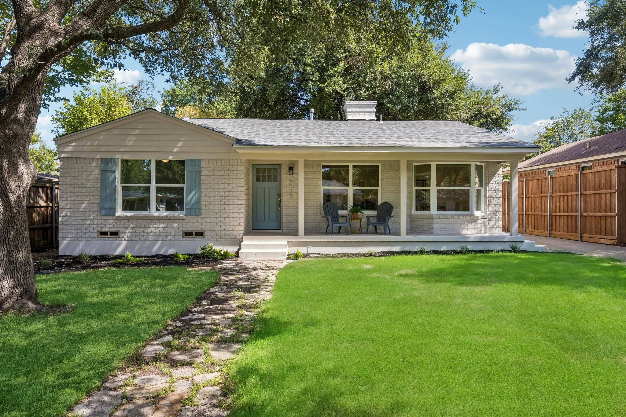 Single Family Residence For Sale in Dallas County , 6718 Hialeah Drive, Dallas, Texas 75214, 2 Bedroom, 2 Bathroom, 2 Garage spaces, 1,428 Sqft, built in 1954, mls#21362208, Real Estate Agent in Dallas, Homes For Sale in Dallas county, Homes For Sale in Dallas, Realtor in Dallas Texas, Real Estate Brokerage Independent Realty Texas, Luminita Cordes Realtor