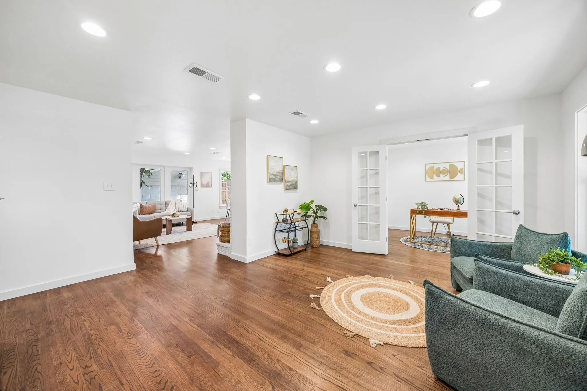 Single Family Residence For Sale in Dallas County , 6718 Hialeah Drive, Dallas, Texas 75214, 2 Bedroom, 2 Bathroom, 2 Garage spaces, 1,428 Sqft, built in 1954, mls#21362208, Real Estate Agent in Dallas, Homes For Sale in Dallas county, Homes For Sale in Dallas, Realtor in Dallas Texas, Real Estate Brokerage Independent Realty Texas, Luminita Cordes Realtor