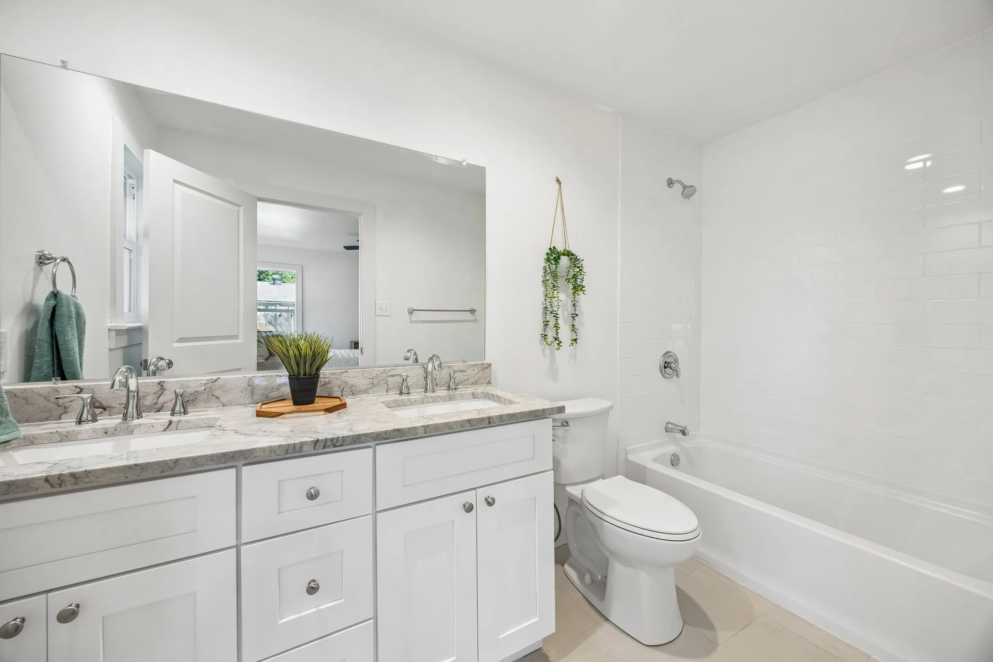 Single Family Residence For Sale in Dallas County , 6718 Hialeah Drive, Dallas, Texas 75214, 2 Bedroom, 2 Bathroom, 2 Garage spaces, 1,428 Sqft, built in 1954, mls#21362208, Real Estate Agent in Dallas, Homes For Sale in Dallas county, Homes For Sale in Dallas, Realtor in Dallas Texas, Real Estate Brokerage Independent Realty Texas, Luminita Cordes Realtor