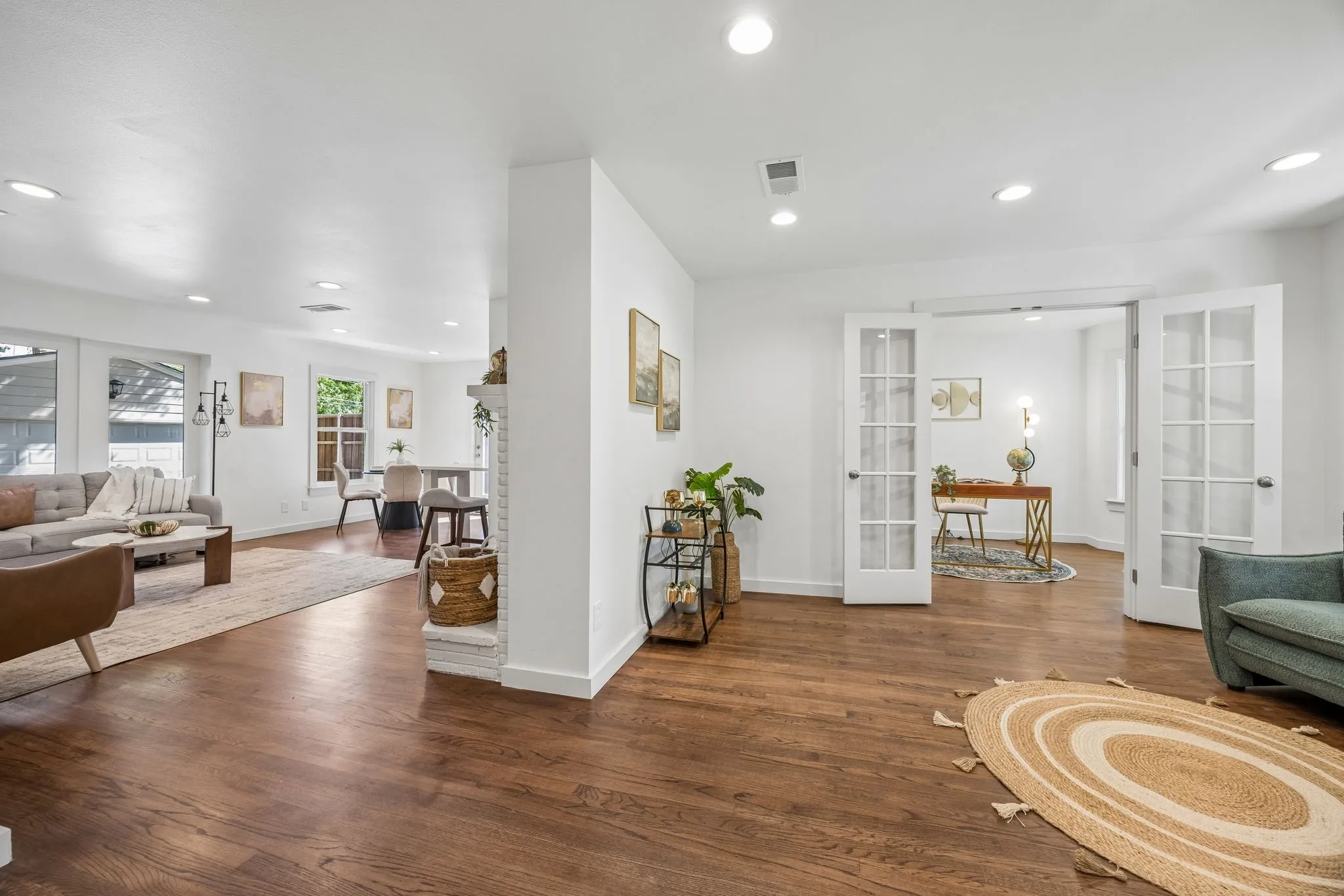 Single Family Residence For Sale in Dallas County , 6718 Hialeah Drive, Dallas, Texas 75214, 2 Bedroom, 2 Bathroom, 2 Garage spaces, 1,428 Sqft, built in 1954, mls#21362208, Real Estate Agent in Dallas, Homes For Sale in Dallas county, Homes For Sale in Dallas, Realtor in Dallas Texas, Real Estate Brokerage Independent Realty Texas, Luminita Cordes Realtor