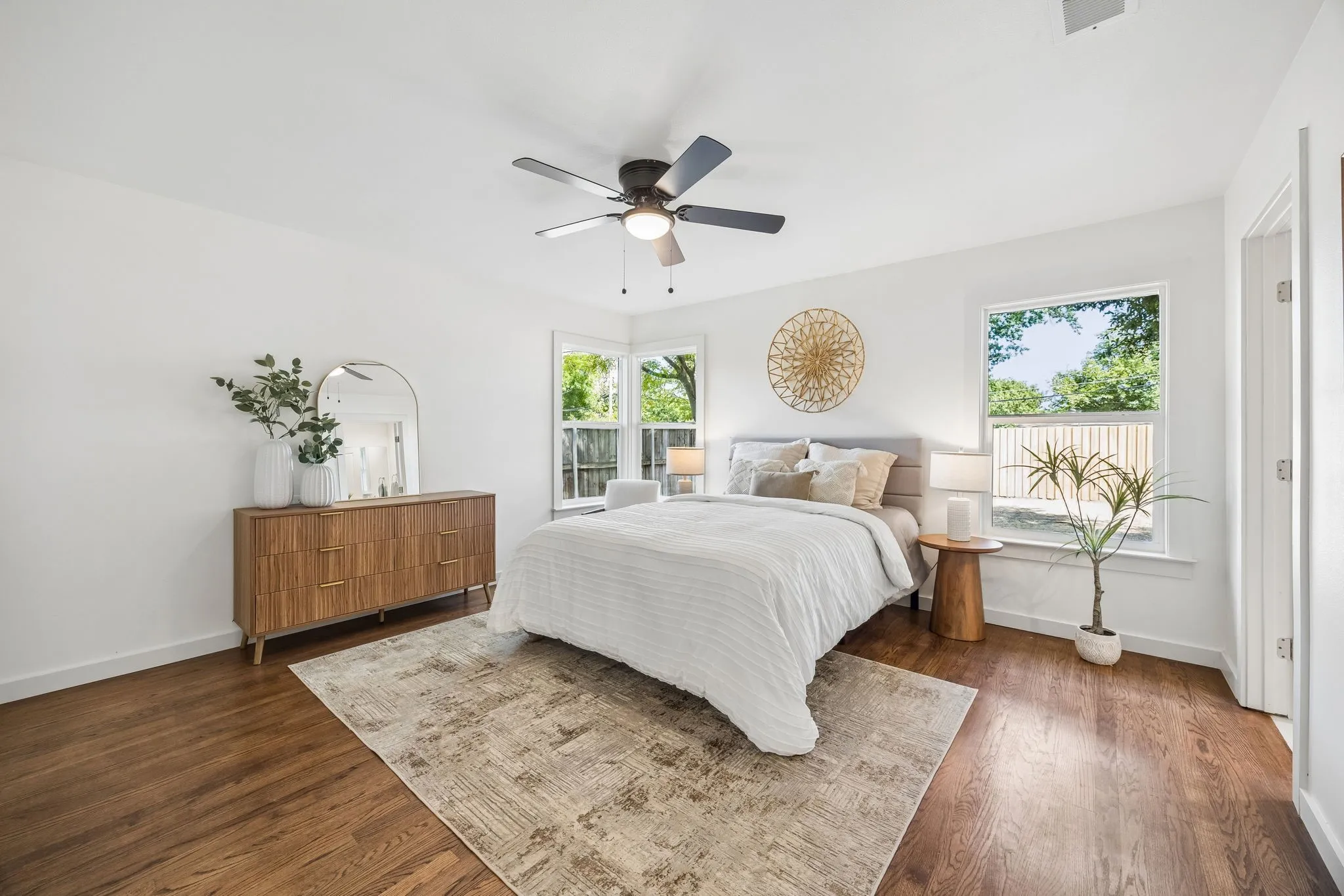 Single Family Residence For Sale in Dallas County , 6718 Hialeah Drive, Dallas, Texas 75214, 2 Bedroom, 2 Bathroom, 2 Garage spaces, 1,428 Sqft, built in 1954, mls#21362208, Real Estate Agent in Dallas, Homes For Sale in Dallas county, Homes For Sale in Dallas, Realtor in Dallas Texas, Real Estate Brokerage Independent Realty Texas, Luminita Cordes Realtor