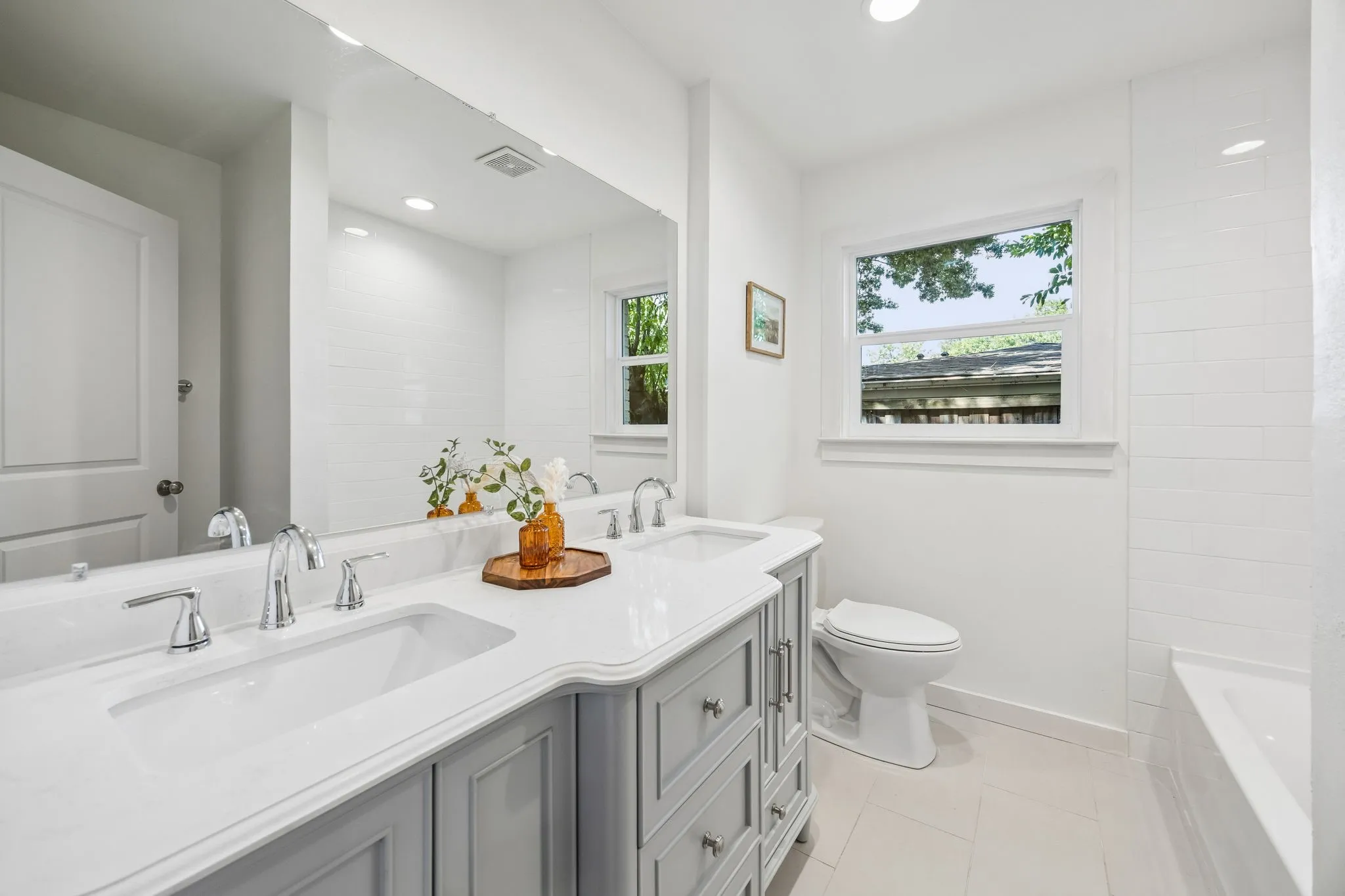 Single Family Residence For Sale in Dallas County , 6718 Hialeah Drive, Dallas, Texas 75214, 2 Bedroom, 2 Bathroom, 2 Garage spaces, 1,428 Sqft, built in 1954, mls#21362208, Real Estate Agent in Dallas, Homes For Sale in Dallas county, Homes For Sale in Dallas, Realtor in Dallas Texas, Real Estate Brokerage Independent Realty Texas, Luminita Cordes Realtor