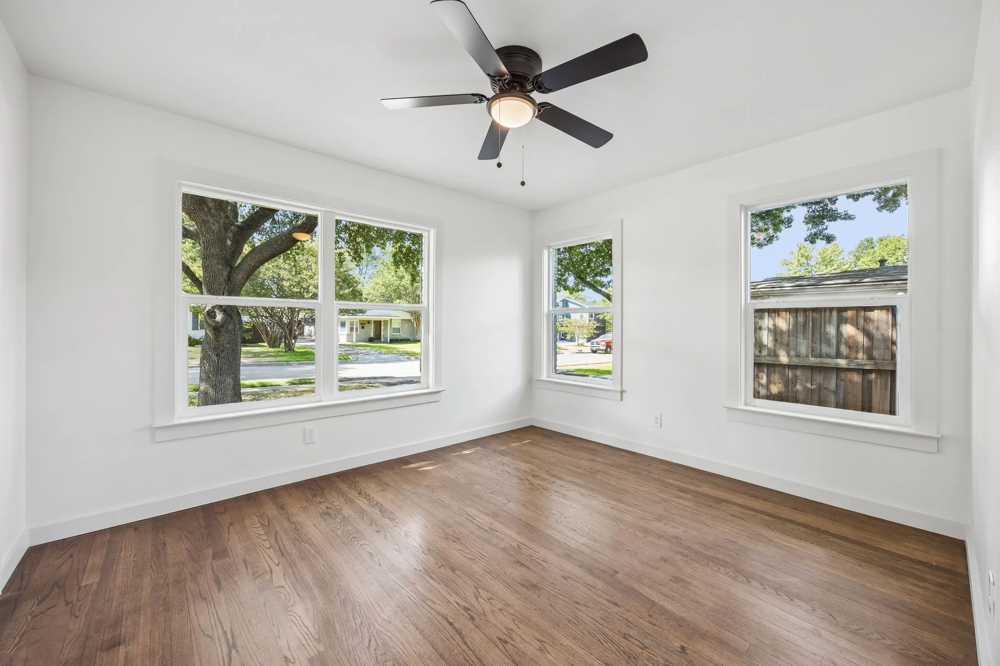 Single Family Residence For Sale in Dallas County , 6718 Hialeah Drive, Dallas, Texas 75214, 2 Bedroom, 2 Bathroom, 2 Garage spaces, 1,428 Sqft, built in 1954, mls#21362208, Real Estate Agent in Dallas, Homes For Sale in Dallas county, Homes For Sale in Dallas, Realtor in Dallas Texas, Real Estate Brokerage Independent Realty Texas, Luminita Cordes Realtor