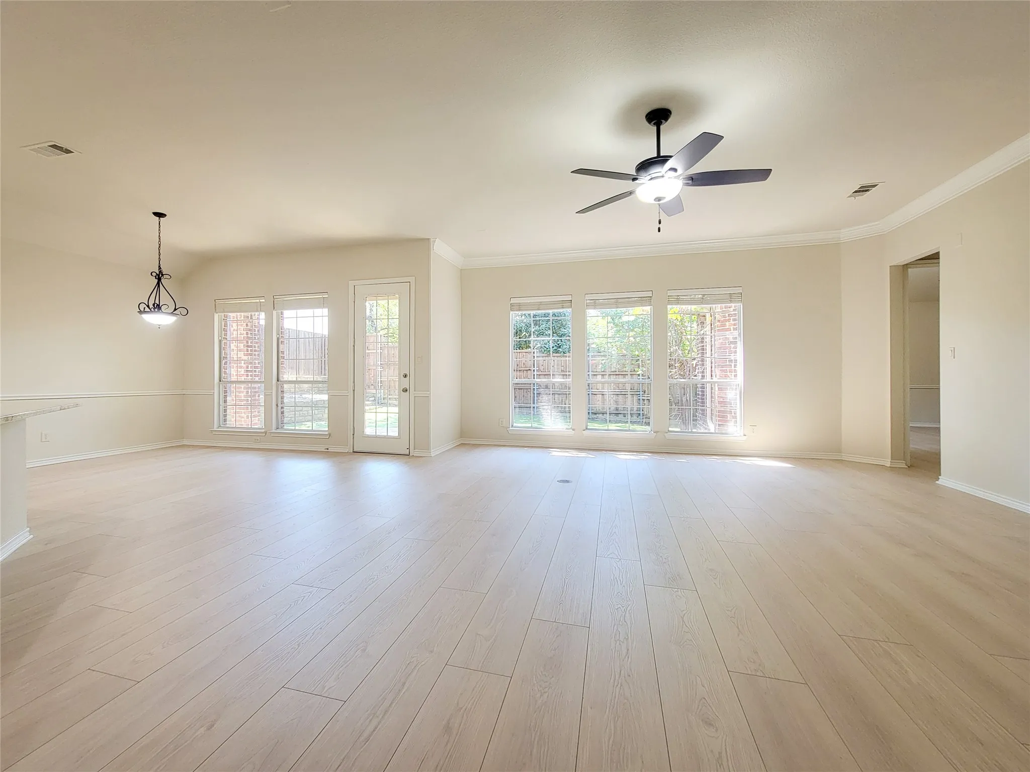 Single Family Residence For Sale in Denton County , 3402 Bentley Court, Highland Village, Texas 75077, 5 Bedroom, 3 Bathroom, 2 Garage spaces, 3,077 Sqft, built in 2001, mls#21365024, Real Estate Agent in Highland Village, Homes For Sale in Denton county, Homes For Sale in Highland Village, Realtor in Highland Village Texas, Real Estate Brokerage Independent Realty Texas, Luminita Cordes Realtor