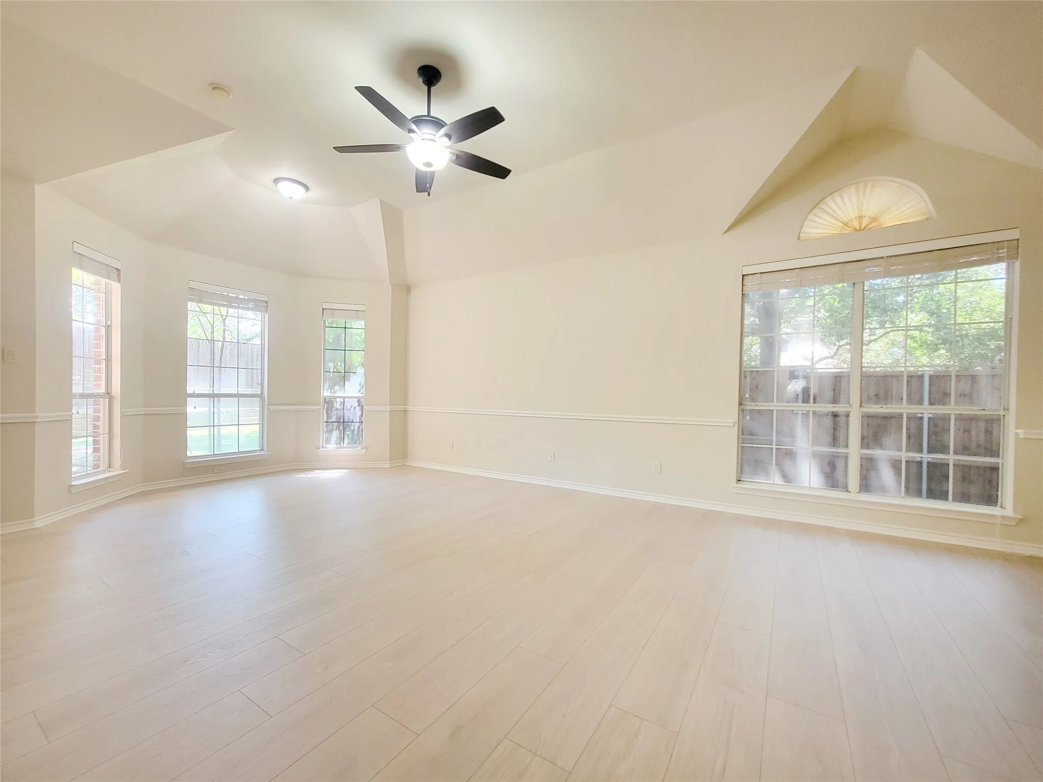 Single Family Residence For Sale in Denton County , 3402 Bentley Court, Highland Village, Texas 75077, 5 Bedroom, 3 Bathroom, 2 Garage spaces, 3,077 Sqft, built in 2001, mls#21365024, Real Estate Agent in Highland Village, Homes For Sale in Denton county, Homes For Sale in Highland Village, Realtor in Highland Village Texas, Real Estate Brokerage Independent Realty Texas, Luminita Cordes Realtor
