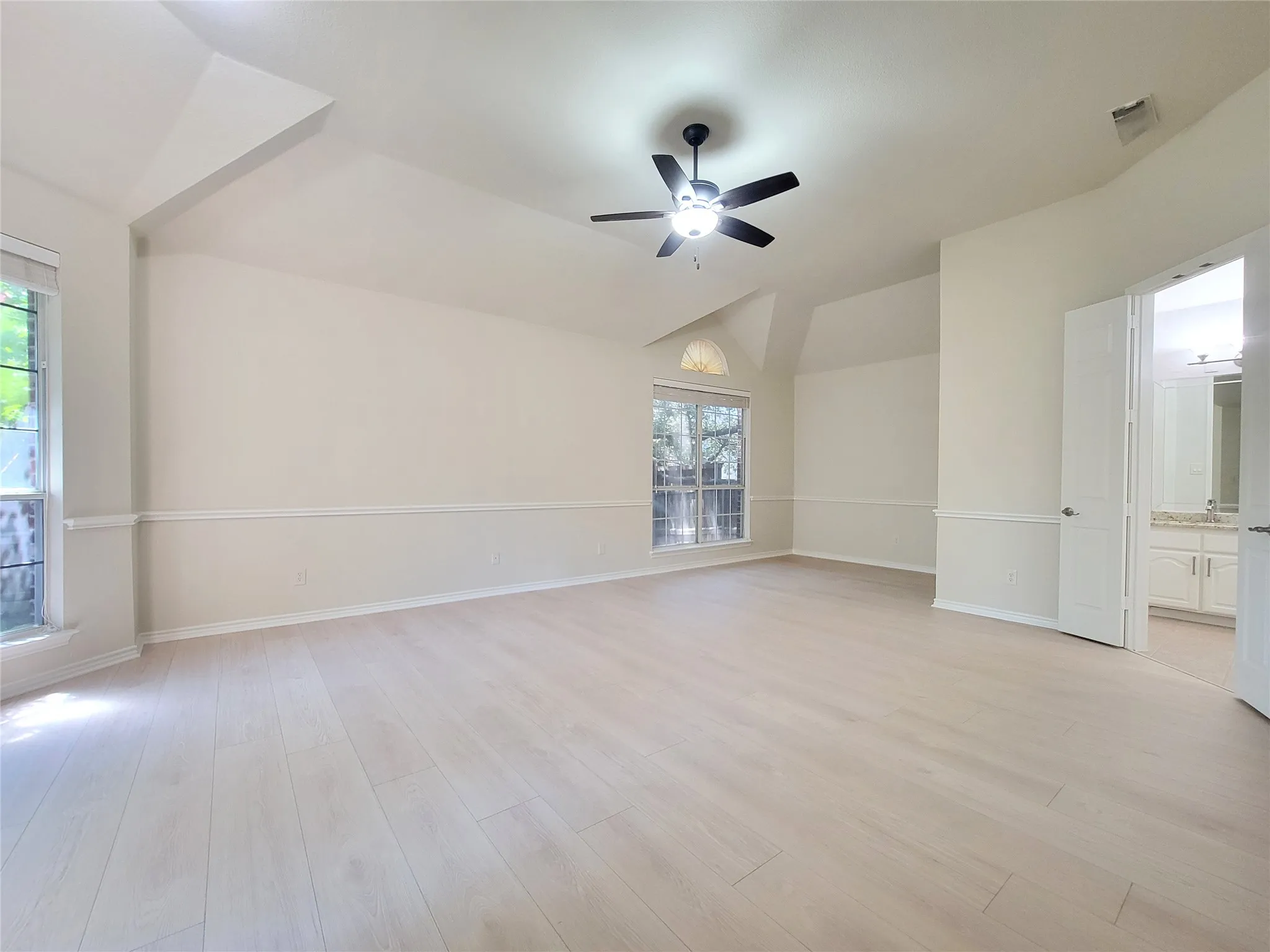 Single Family Residence For Sale in Denton County , 3402 Bentley Court, Highland Village, Texas 75077, 5 Bedroom, 3 Bathroom, 2 Garage spaces, 3,077 Sqft, built in 2001, mls#21365024, Real Estate Agent in Highland Village, Homes For Sale in Denton county, Homes For Sale in Highland Village, Realtor in Highland Village Texas, Real Estate Brokerage Independent Realty Texas, Luminita Cordes Realtor