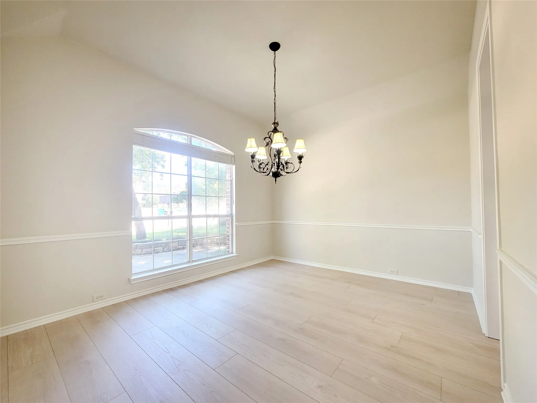 Single Family Residence For Sale in Denton County , 3402 Bentley Court, Highland Village, Texas 75077, 5 Bedroom, 3 Bathroom, 2 Garage spaces, 3,077 Sqft, built in 2001, mls#21365024, Real Estate Agent in Highland Village, Homes For Sale in Denton county, Homes For Sale in Highland Village, Realtor in Highland Village Texas, Real Estate Brokerage Independent Realty Texas, Luminita Cordes Realtor