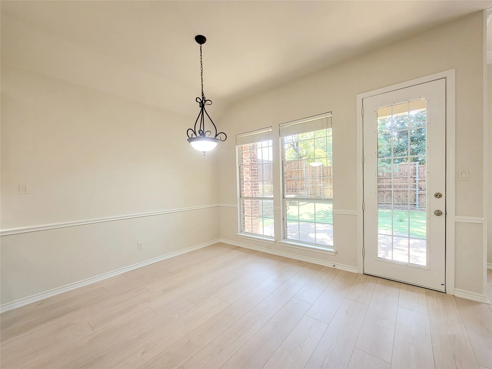Single Family Residence For Sale in Denton County , 3402 Bentley Court, Highland Village, Texas 75077, 5 Bedroom, 3 Bathroom, 2 Garage spaces, 3,077 Sqft, built in 2001, mls#21365024, Real Estate Agent in Highland Village, Homes For Sale in Denton county, Homes For Sale in Highland Village, Realtor in Highland Village Texas, Real Estate Brokerage Independent Realty Texas, Luminita Cordes Realtor