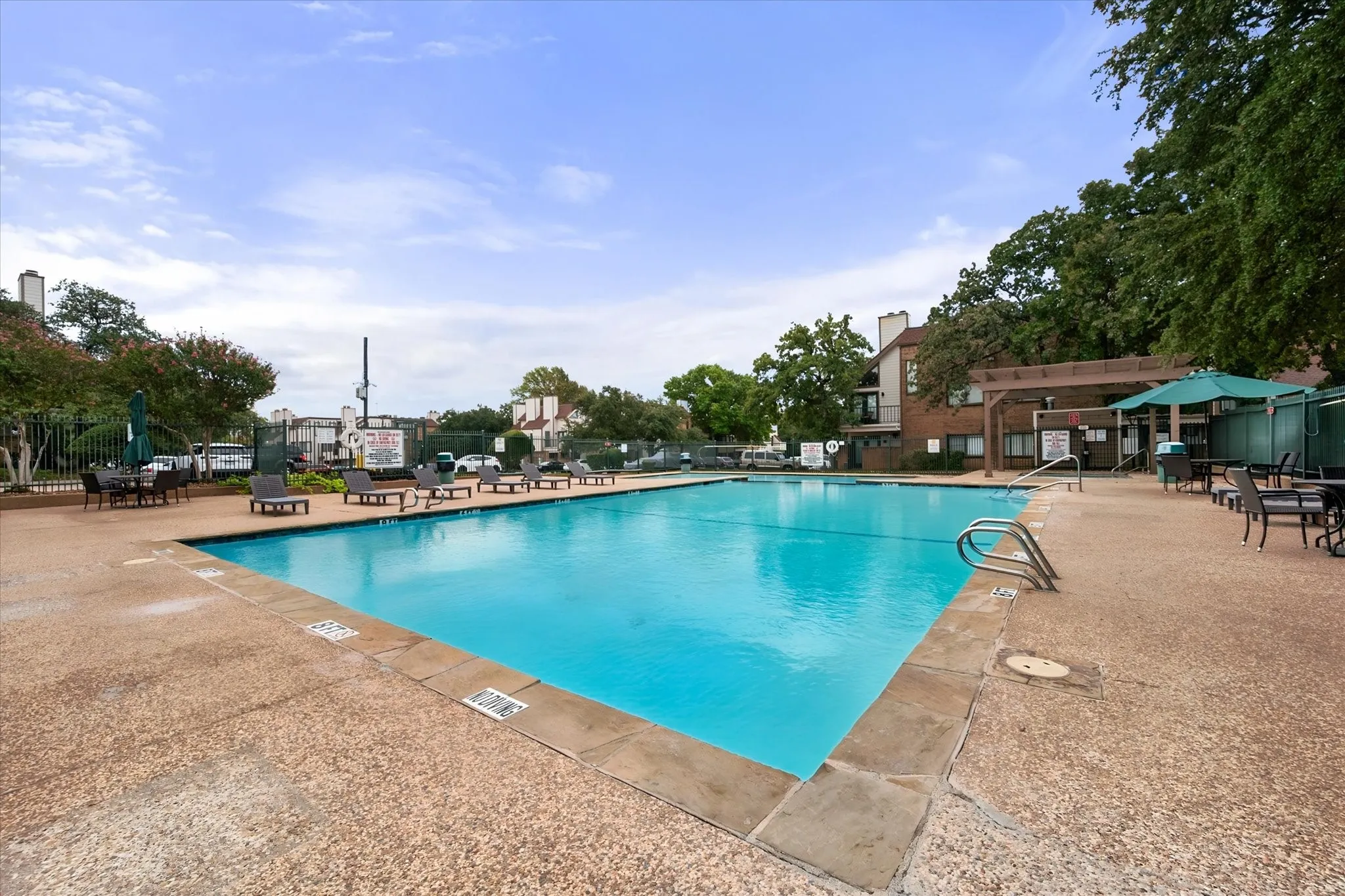 Condominium For Sale in Tarrant County , 2300 Bamboo Drive N102, Arlington, Texas 76006, 1 Bedroom, 1 Bathroom, Garage spaces, 662 Sqft, built in 1983, mls#21364951, Real Estate Agent in Arlington, Homes For Sale in Tarrant county, Homes For Sale in Arlington, Realtor in Arlington Texas, Real Estate Brokerage Independent Realty Texas, Luminita Cordes Realtor