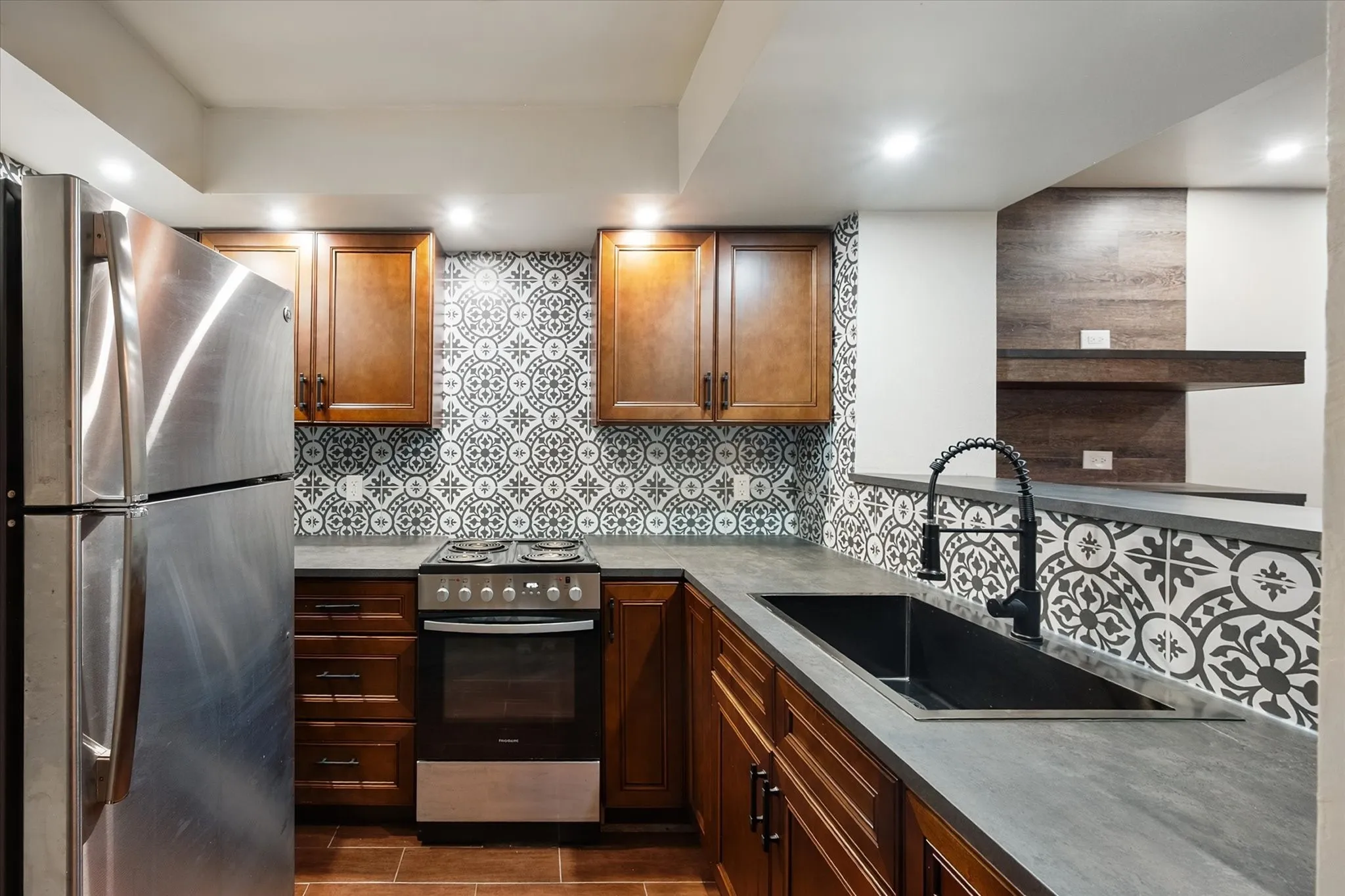 Condominium For Sale in Tarrant County , 2300 Bamboo Drive N102, Arlington, Texas 76006, 1 Bedroom, 1 Bathroom, Garage spaces, 662 Sqft, built in 1983, mls#21364951, Real Estate Agent in Arlington, Homes For Sale in Tarrant county, Homes For Sale in Arlington, Realtor in Arlington Texas, Real Estate Brokerage Independent Realty Texas, Luminita Cordes Realtor