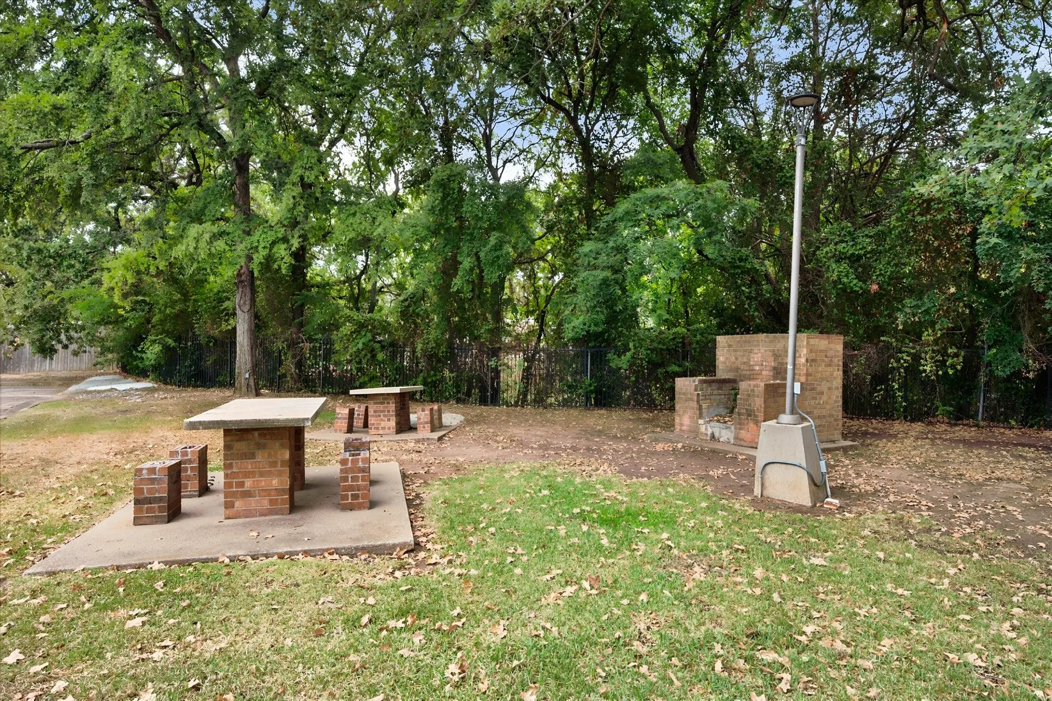 Condominium For Sale in Tarrant County , 2300 Bamboo Drive N102, Arlington, Texas 76006, 1 Bedroom, 1 Bathroom, Garage spaces, 662 Sqft, built in 1983, mls#21364951, Real Estate Agent in Arlington, Homes For Sale in Tarrant county, Homes For Sale in Arlington, Realtor in Arlington Texas, Real Estate Brokerage Independent Realty Texas, Luminita Cordes Realtor