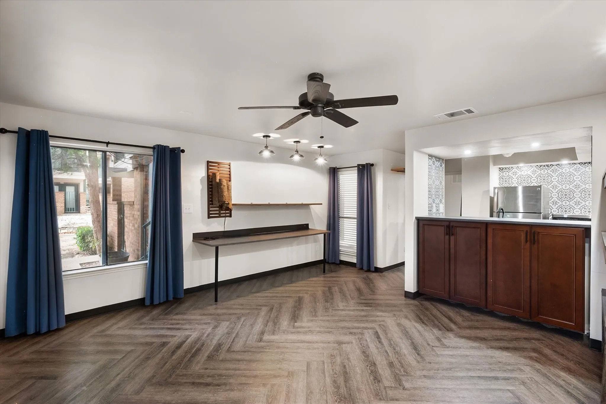 Condominium For Sale in Tarrant County , 2300 Bamboo Drive N102, Arlington, Texas 76006, 1 Bedroom, 1 Bathroom, Garage spaces, 662 Sqft, built in 1983, mls#21364951, Real Estate Agent in Arlington, Homes For Sale in Tarrant county, Homes For Sale in Arlington, Realtor in Arlington Texas, Real Estate Brokerage Independent Realty Texas, Luminita Cordes Realtor