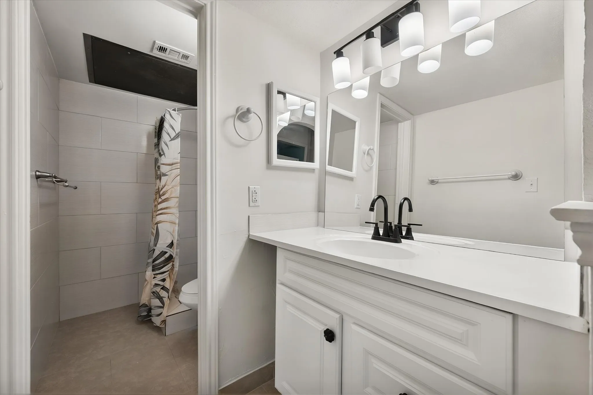 Condominium For Sale in Tarrant County , 2300 Bamboo Drive N102, Arlington, Texas 76006, 1 Bedroom, 1 Bathroom, Garage spaces, 662 Sqft, built in 1983, mls#21364951, Real Estate Agent in Arlington, Homes For Sale in Tarrant county, Homes For Sale in Arlington, Realtor in Arlington Texas, Real Estate Brokerage Independent Realty Texas, Luminita Cordes Realtor
