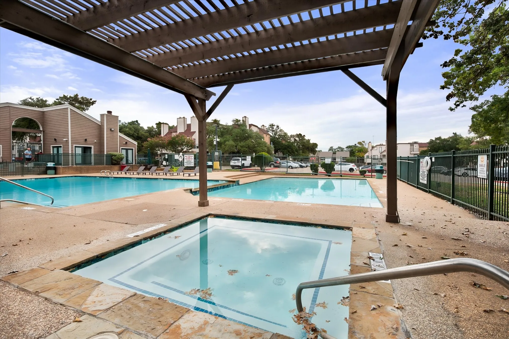 Condominium For Sale in Tarrant County , 2300 Bamboo Drive N102, Arlington, Texas 76006, 1 Bedroom, 1 Bathroom, Garage spaces, 662 Sqft, built in 1983, mls#21364951, Real Estate Agent in Arlington, Homes For Sale in Tarrant county, Homes For Sale in Arlington, Realtor in Arlington Texas, Real Estate Brokerage Independent Realty Texas, Luminita Cordes Realtor