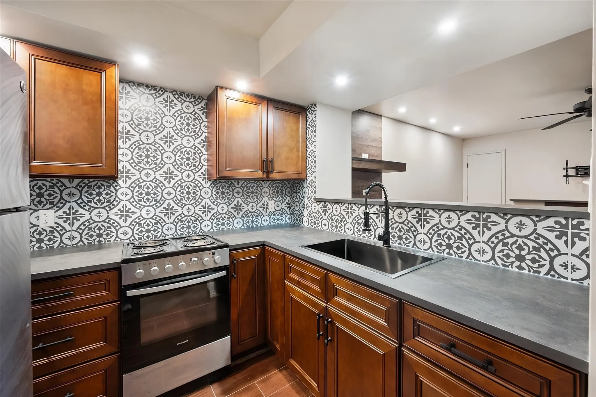 Condominium For Sale in Tarrant County , 2300 Bamboo Drive N102, Arlington, Texas 76006, 1 Bedroom, 1 Bathroom, Garage spaces, 662 Sqft, built in 1983, mls#21364951, Real Estate Agent in Arlington, Homes For Sale in Tarrant county, Homes For Sale in Arlington, Realtor in Arlington Texas, Real Estate Brokerage Independent Realty Texas, Luminita Cordes Realtor