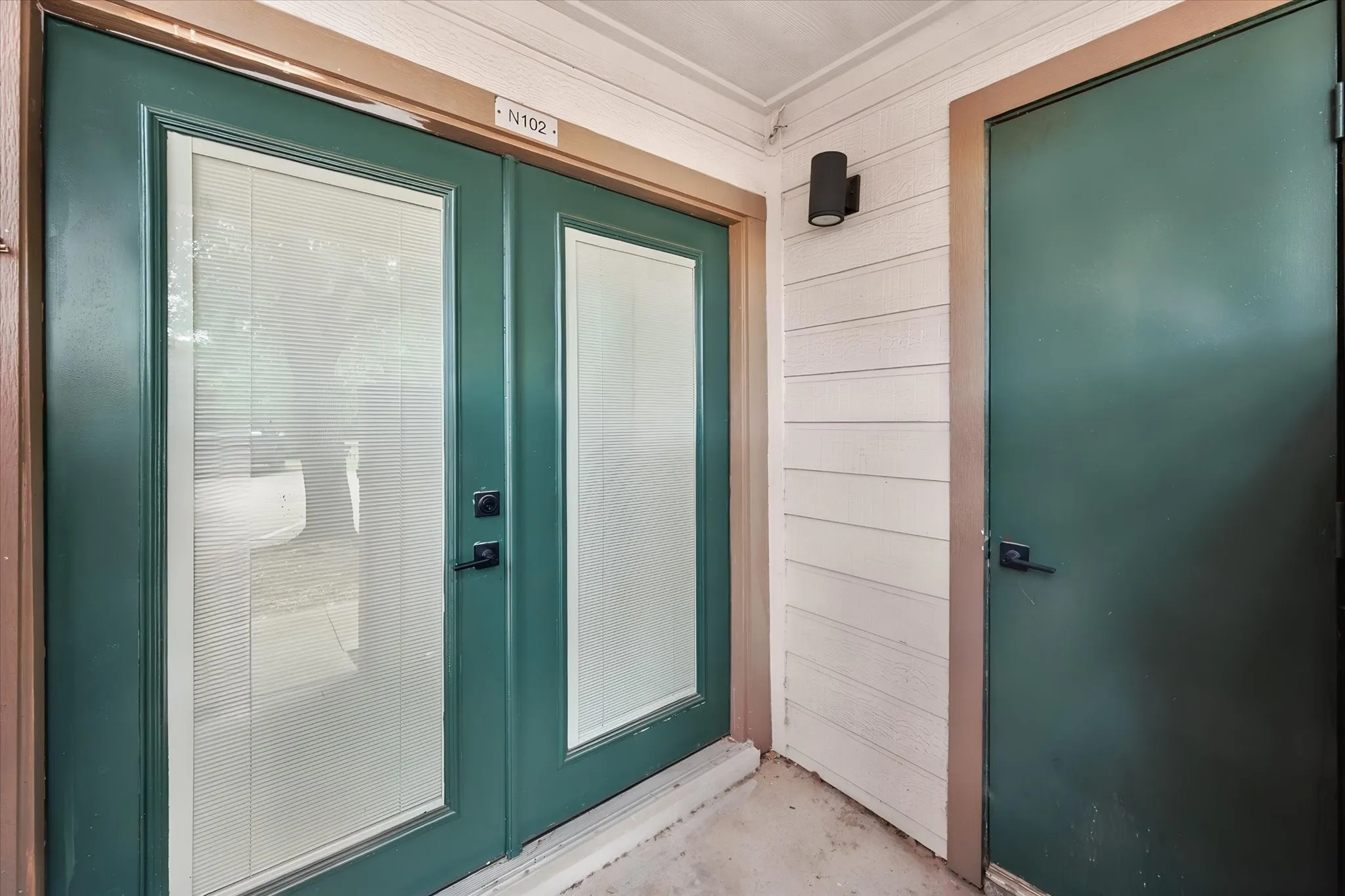 Condominium For Sale in Tarrant County , 2300 Bamboo Drive N102, Arlington, Texas 76006, 1 Bedroom, 1 Bathroom, Garage spaces, 662 Sqft, built in 1983, mls#21364951, Real Estate Agent in Arlington, Homes For Sale in Tarrant county, Homes For Sale in Arlington, Realtor in Arlington Texas, Real Estate Brokerage Independent Realty Texas, Luminita Cordes Realtor