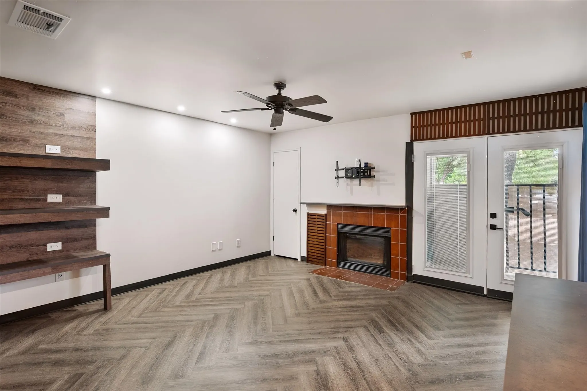 Condominium For Sale in Tarrant County , 2300 Bamboo Drive N102, Arlington, Texas 76006, 1 Bedroom, 1 Bathroom, Garage spaces, 662 Sqft, built in 1983, mls#21364951, Real Estate Agent in Arlington, Homes For Sale in Tarrant county, Homes For Sale in Arlington, Realtor in Arlington Texas, Real Estate Brokerage Independent Realty Texas, Luminita Cordes Realtor