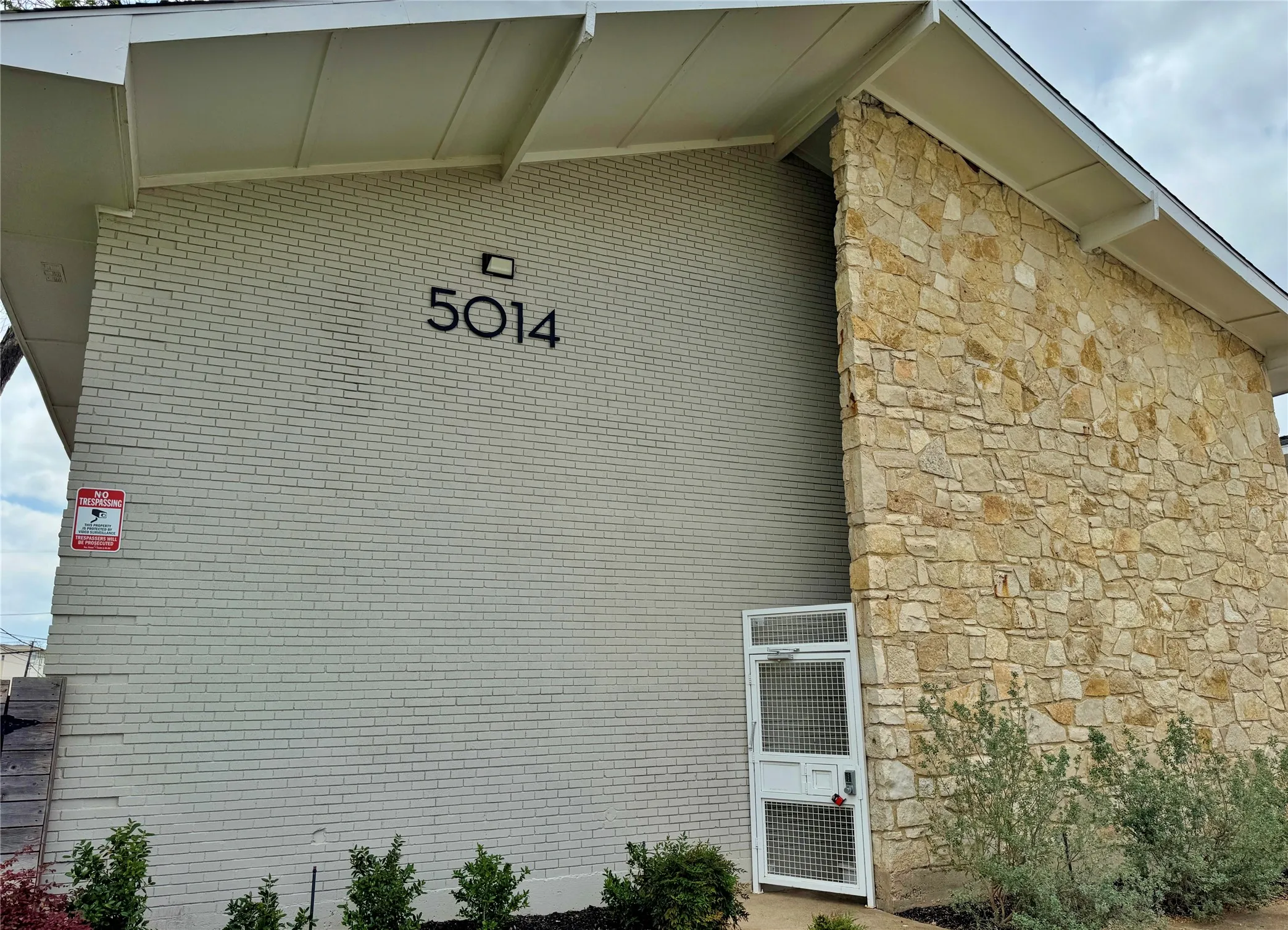 Apartment For Rent in Dallas County , 5014 San Jacinto Street 204, Dallas, Texas 75206, 2 Bedroom, 2 Bathroom, Garage spaces, 650 Sqft, built in 1959, mls#21364957, Real Estate Agent in Dallas, Homes For Rent in Dallas county, Homes For Rent in Dallas, Realtor in Dallas Texas, Real Estate Brokerage Independent Realty Texas, Luminita Cordes Realtor