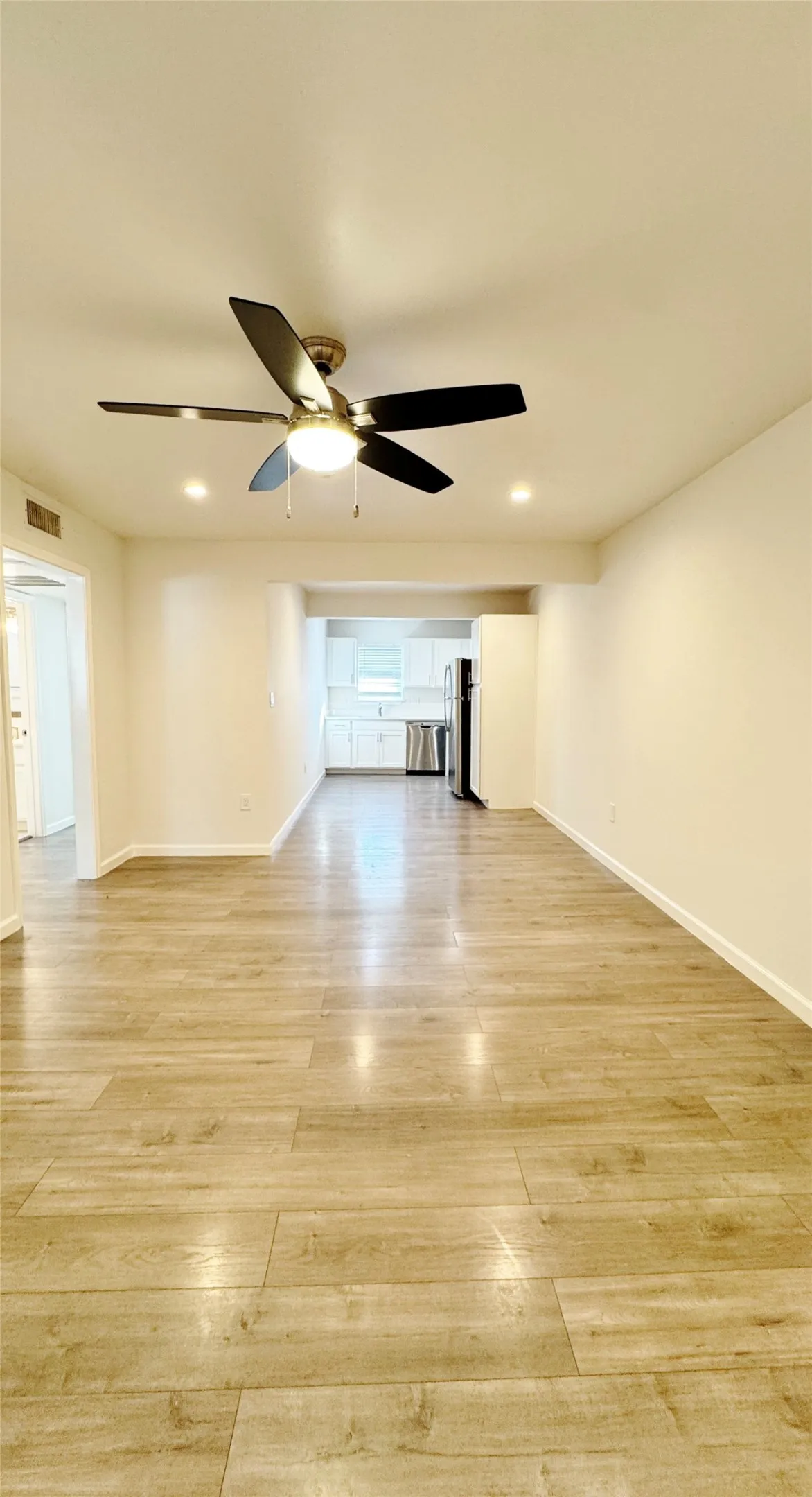 Apartment For Rent in Dallas County , 5014 San Jacinto Street 204, Dallas, Texas 75206, 2 Bedroom, 2 Bathroom, Garage spaces, 650 Sqft, built in 1959, mls#21364957, Real Estate Agent in Dallas, Homes For Rent in Dallas county, Homes For Rent in Dallas, Realtor in Dallas Texas, Real Estate Brokerage Independent Realty Texas, Luminita Cordes Realtor