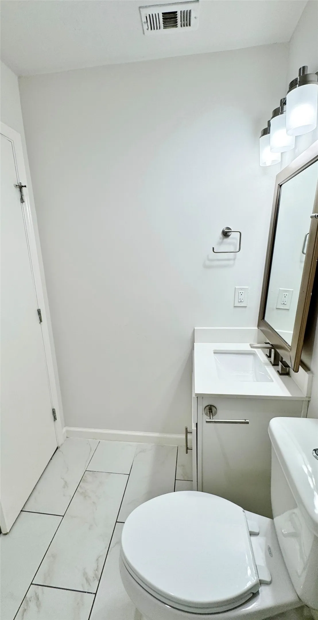 Apartment For Rent in Dallas County , 5014 San Jacinto Street 204, Dallas, Texas 75206, 2 Bedroom, 2 Bathroom, Garage spaces, 650 Sqft, built in 1959, mls#21364957, Real Estate Agent in Dallas, Homes For Rent in Dallas county, Homes For Rent in Dallas, Realtor in Dallas Texas, Real Estate Brokerage Independent Realty Texas, Luminita Cordes Realtor