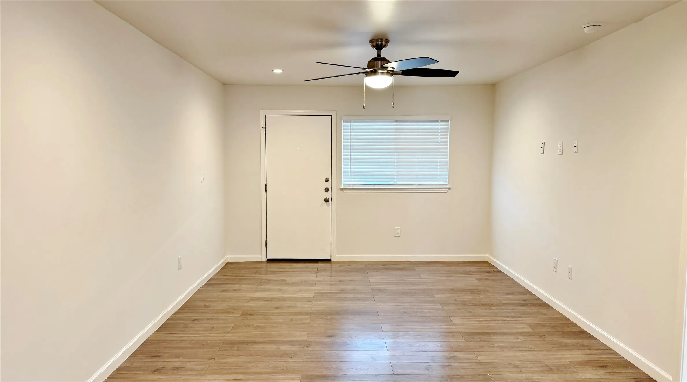 Apartment For Rent in Dallas County , 5014 San Jacinto Street 204, Dallas, Texas 75206, 2 Bedroom, 2 Bathroom, Garage spaces, 650 Sqft, built in 1959, mls#21364957, Real Estate Agent in Dallas, Homes For Rent in Dallas county, Homes For Rent in Dallas, Realtor in Dallas Texas, Real Estate Brokerage Independent Realty Texas, Luminita Cordes Realtor