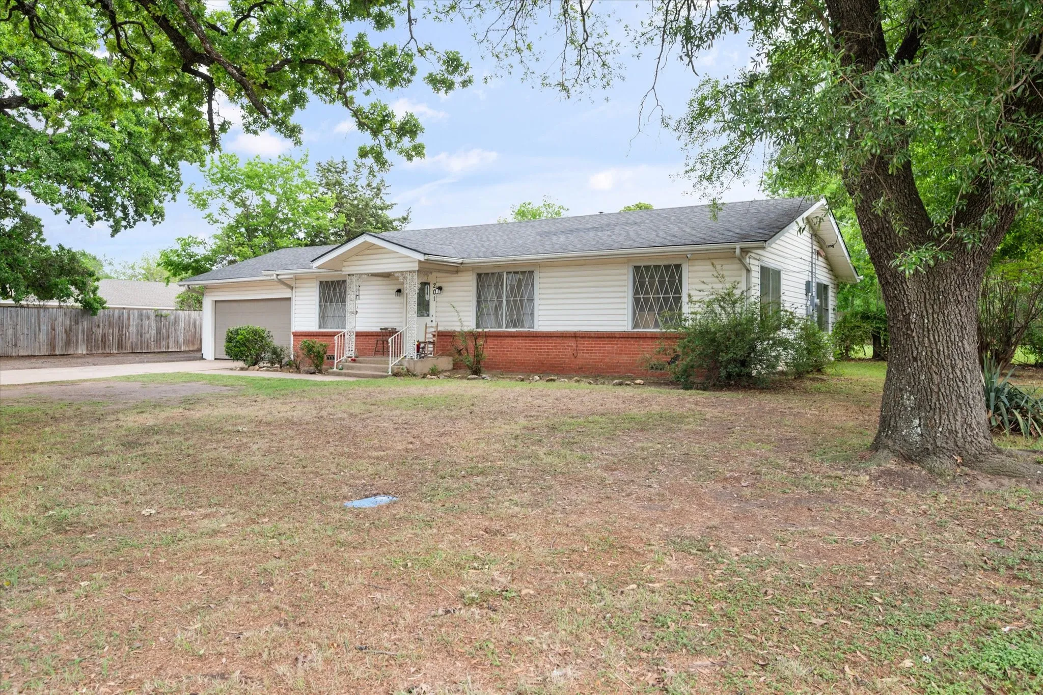 Single Family Residence For Sale in Navarro County , 201 Hardy Avenue, Corsicana, Texas 75110, 3 Bedroom, 2 Bathroom, 2 Garage spaces, 1,364 Sqft, built in 1970, mls#21365035, Real Estate Agent in Corsicana, Homes For Sale in Navarro county, Homes For Sale in Corsicana, Realtor in Corsicana Texas, Real Estate Brokerage Independent Realty Texas, Luminita Cordes Realtor