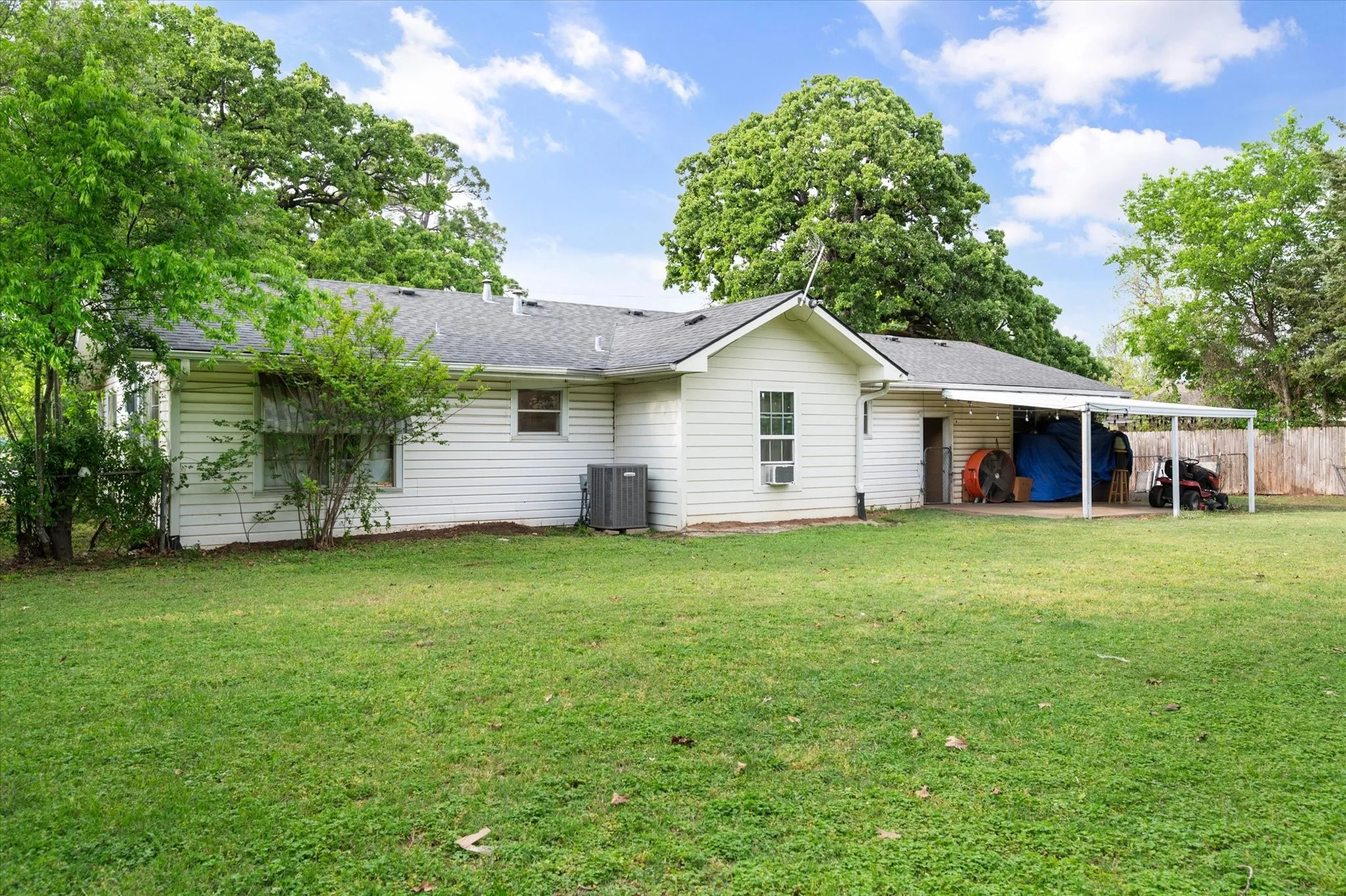 Single Family Residence For Sale in Navarro County , 201 Hardy Avenue, Corsicana, Texas 75110, 3 Bedroom, 2 Bathroom, 2 Garage spaces, 1,364 Sqft, built in 1970, mls#21365035, Real Estate Agent in Corsicana, Homes For Sale in Navarro county, Homes For Sale in Corsicana, Realtor in Corsicana Texas, Real Estate Brokerage Independent Realty Texas, Luminita Cordes Realtor