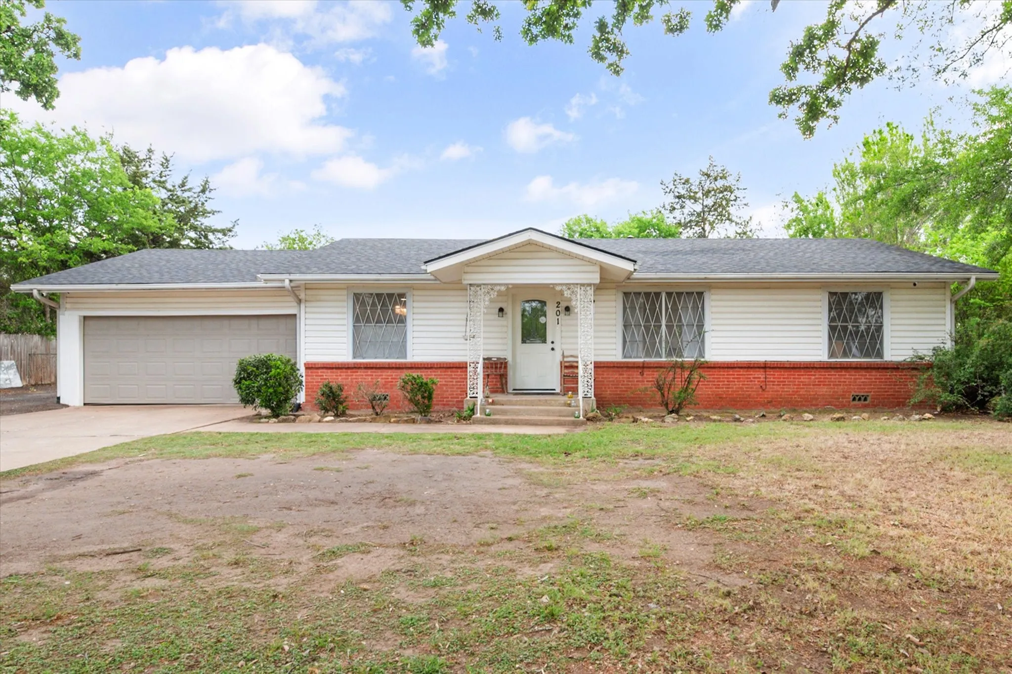 Single Family Residence For Sale in Navarro County , 201 Hardy Avenue, Corsicana, Texas 75110, 3 Bedroom, 2 Bathroom, 2 Garage spaces, 1,364 Sqft, built in 1970, mls#21365035, Real Estate Agent in Corsicana, Homes For Sale in Navarro county, Homes For Sale in Corsicana, Realtor in Corsicana Texas, Real Estate Brokerage Independent Realty Texas, Luminita Cordes Realtor