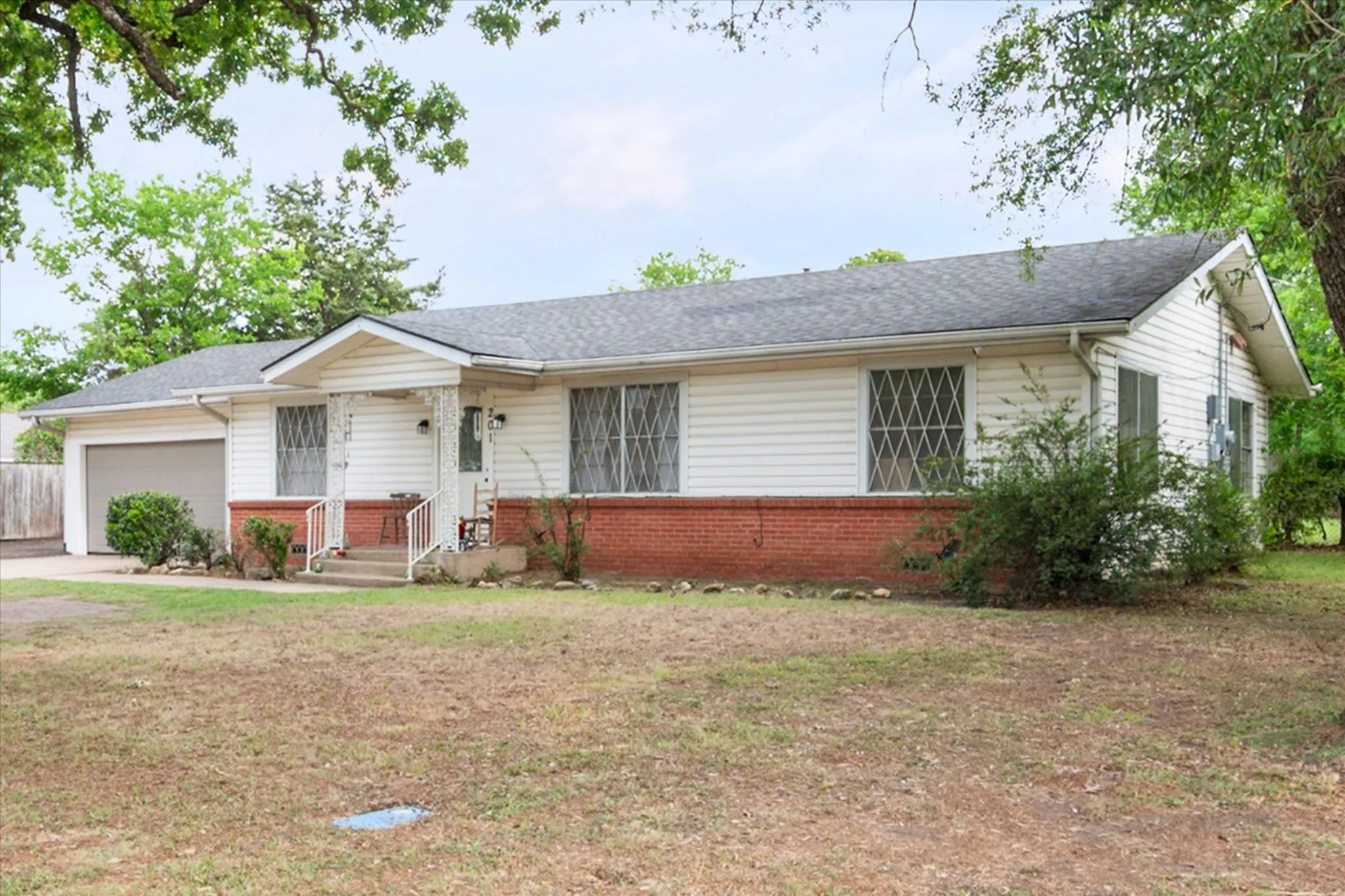Single Family Residence For Sale in Navarro County , 201 Hardy Avenue, Corsicana, Texas 75110, 3 Bedroom, 2 Bathroom, 2 Garage spaces, 1,364 Sqft, built in 1970, mls#21365035, Real Estate Agent in Corsicana, Homes For Sale in Navarro county, Homes For Sale in Corsicana, Realtor in Corsicana Texas, Real Estate Brokerage Independent Realty Texas, Luminita Cordes Realtor